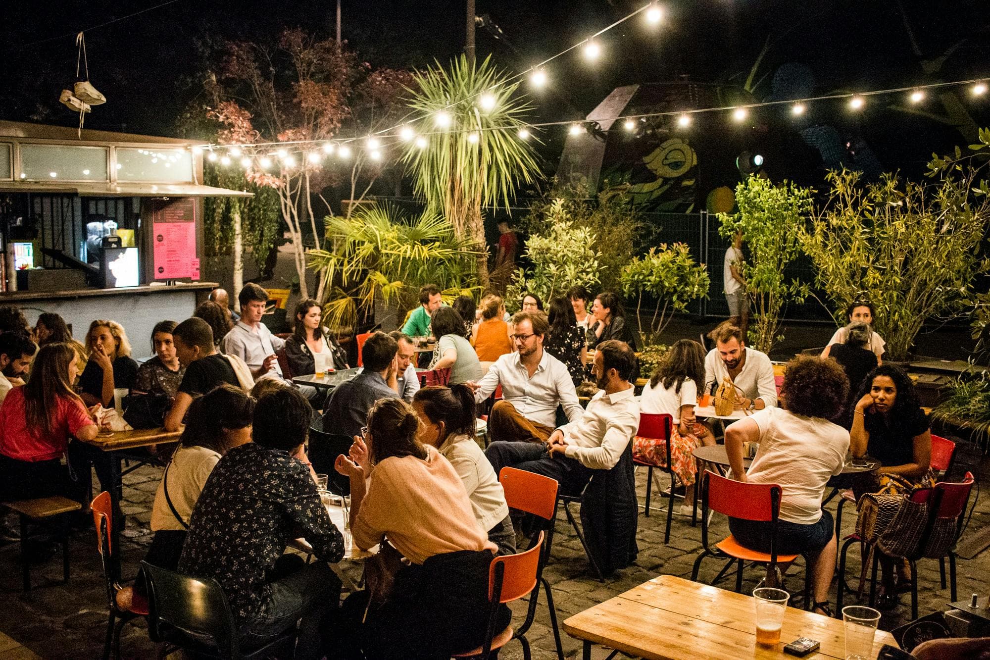 foule qui profite de la terrasse le soir au Plaza Havana Club