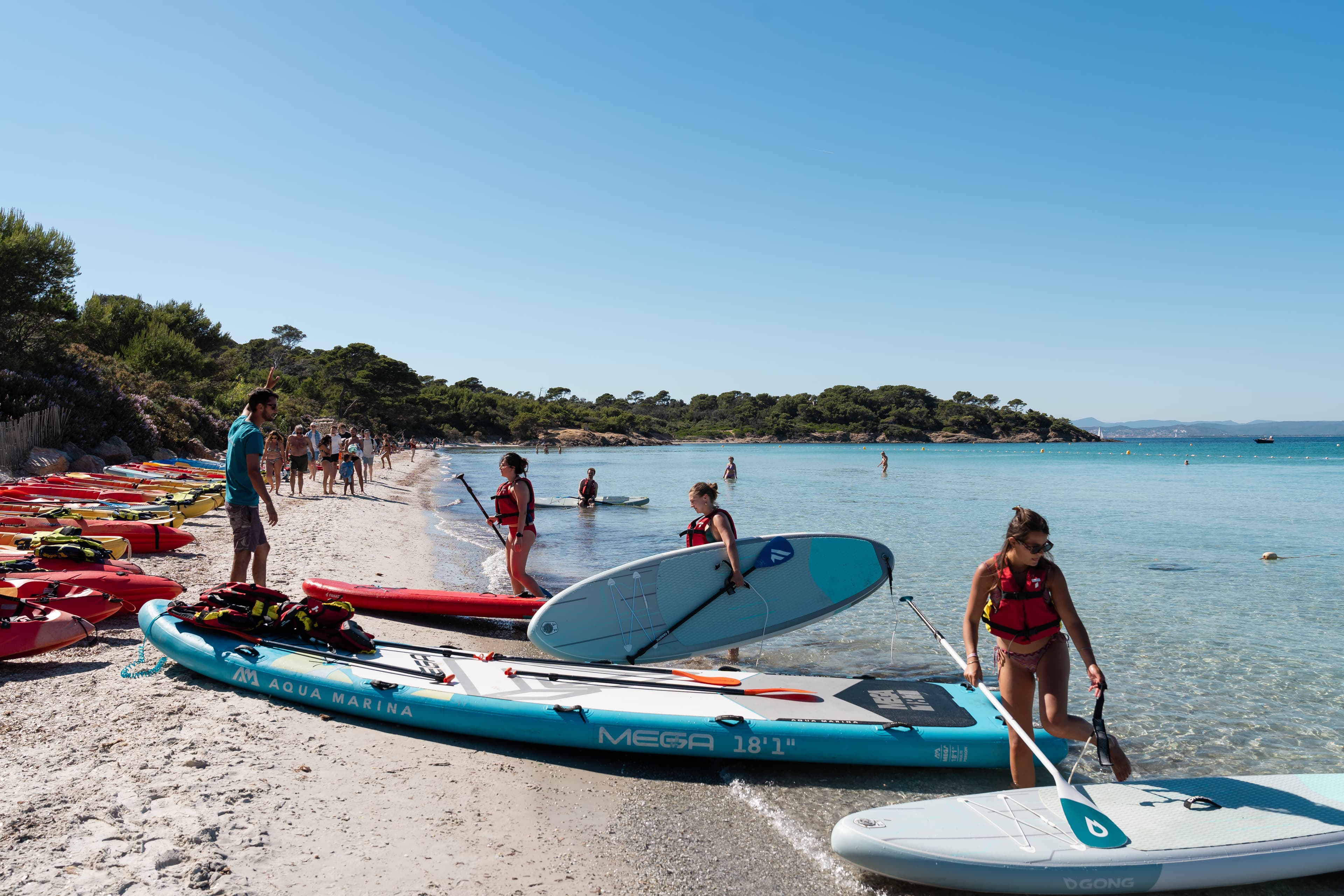 Paddles et kayaks alignés sur la plage de la presqu’île de Giens pendant le séminaire BCG