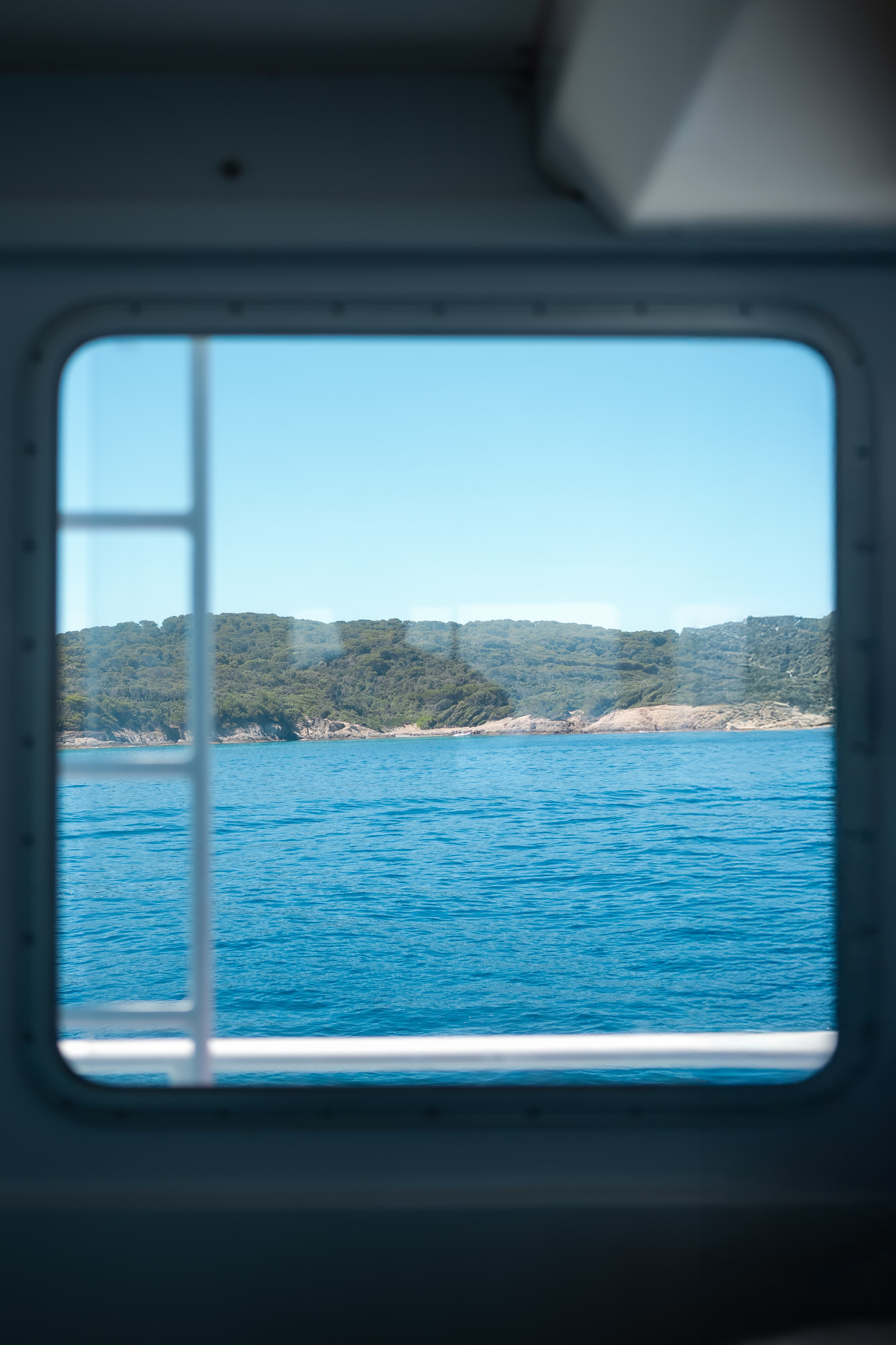 Traversée en navette maritime vers la presqu’île de Giens, vue depuis le hublot