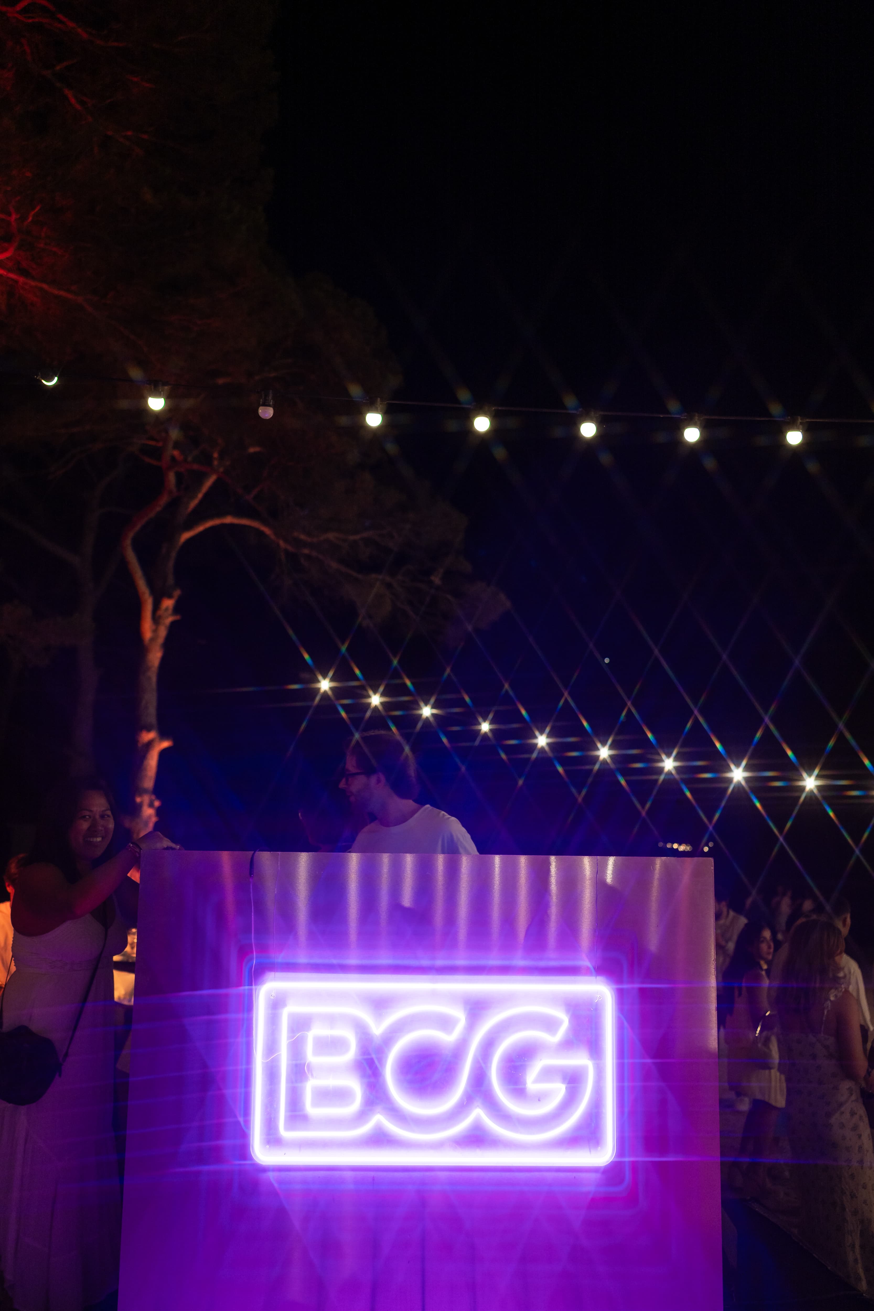 Enseigne néon BCG installée sur le site de la soirée