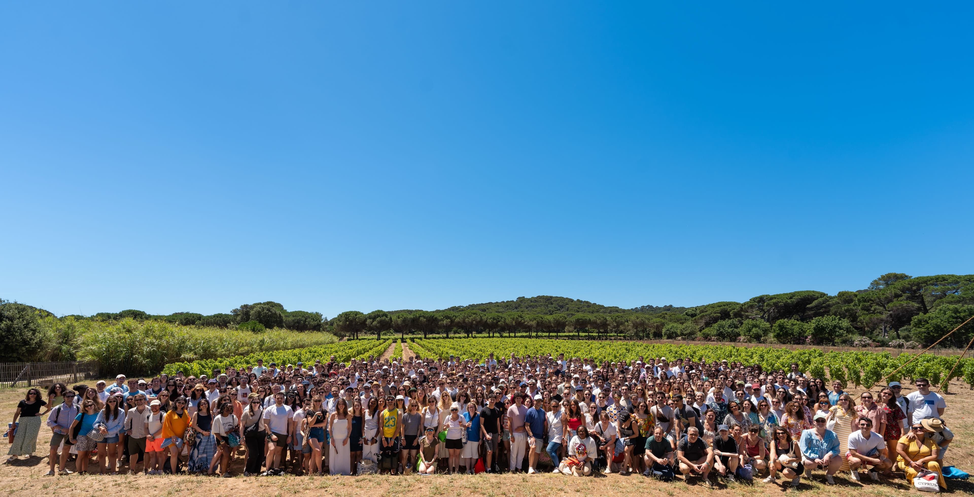 Photo de groupe des 750 participants du séminaire BCG Les Criques sur la presqu’île de Giens