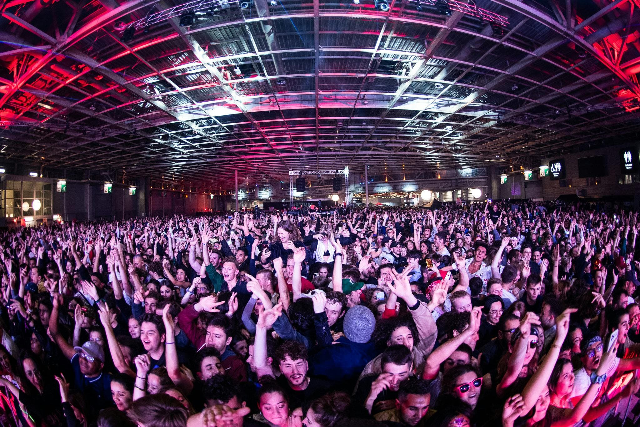 foule qui danse dans un festival
