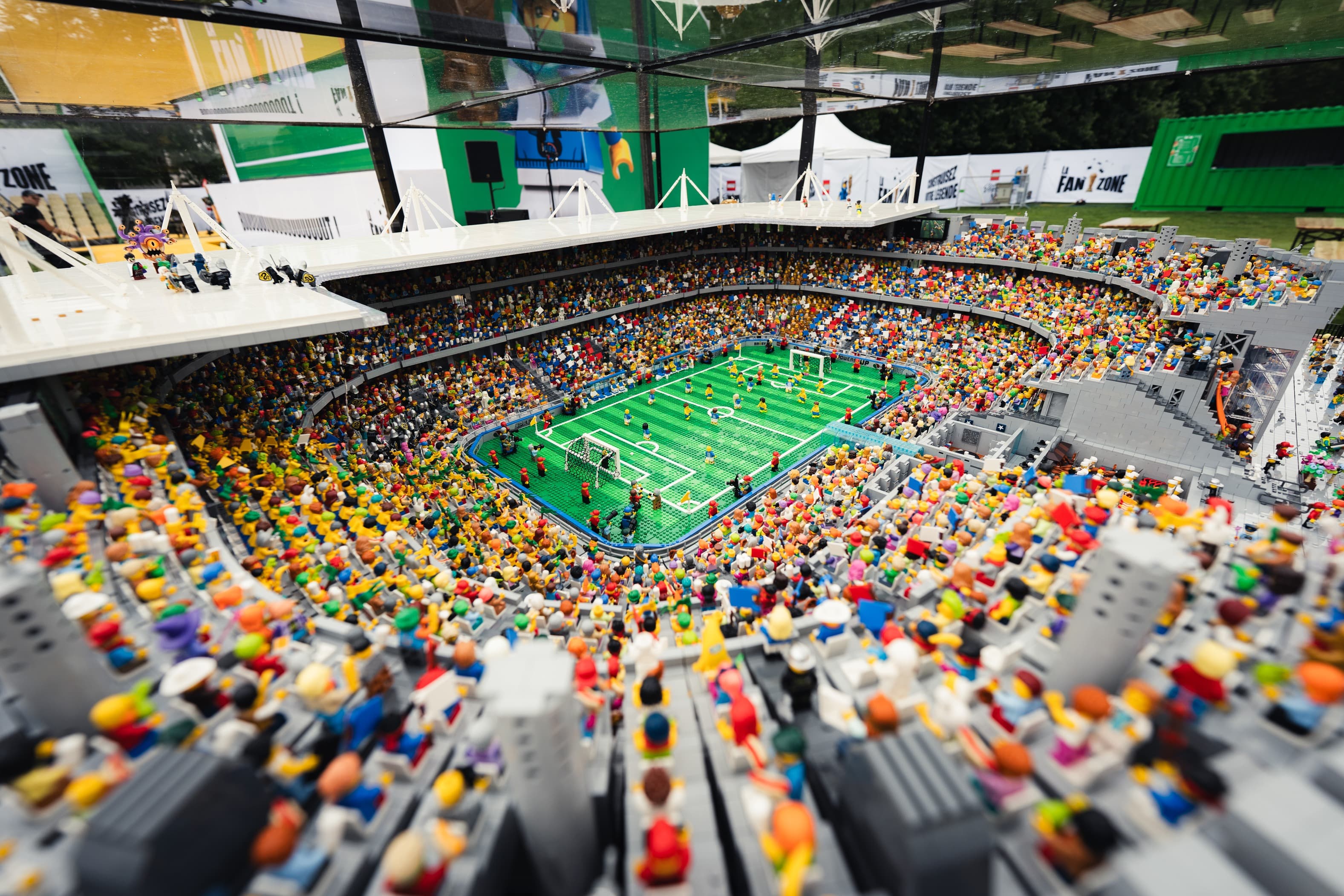 Stade miniature en briques LEGO exposé dans la Fan Zone