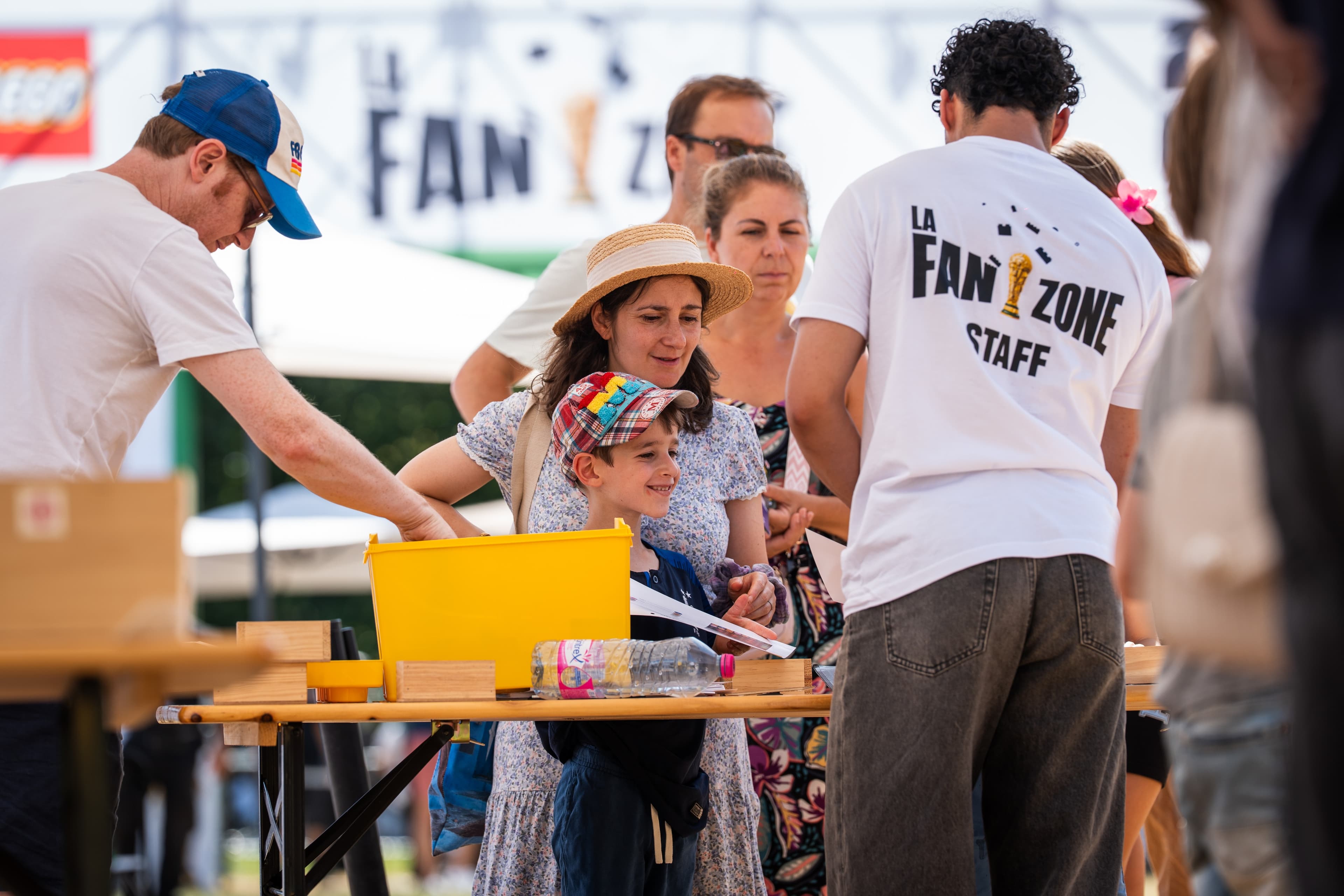 Enfants en atelier de construction LEGO dans la Fan Zone
