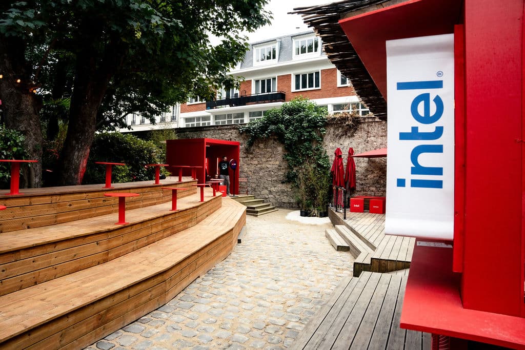 Lenovo Fan Zone Experience au Café A — amphithéâtre extérieur et scénographie rouge (Wild Buzz Agency)