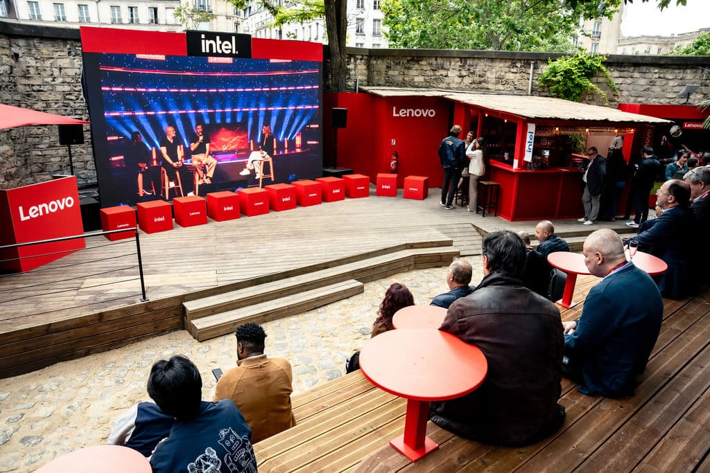 La fan zone Lenovo en action — public, écran géant et bar dans le jardin du Café A (Wild Buzz Agency)