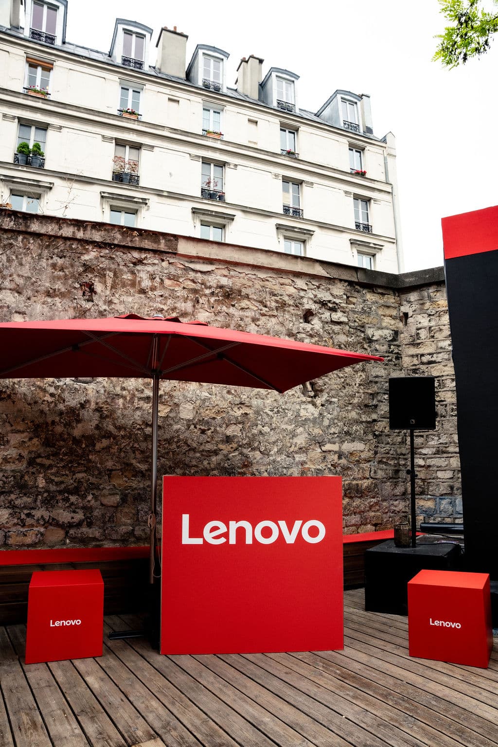 Parasol Lenovo dans la cour du Café A (Wild Buzz Agency)