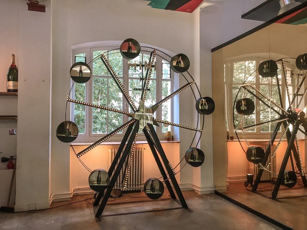 installation d'une roue dans le lieu maison moët de moët et chandon