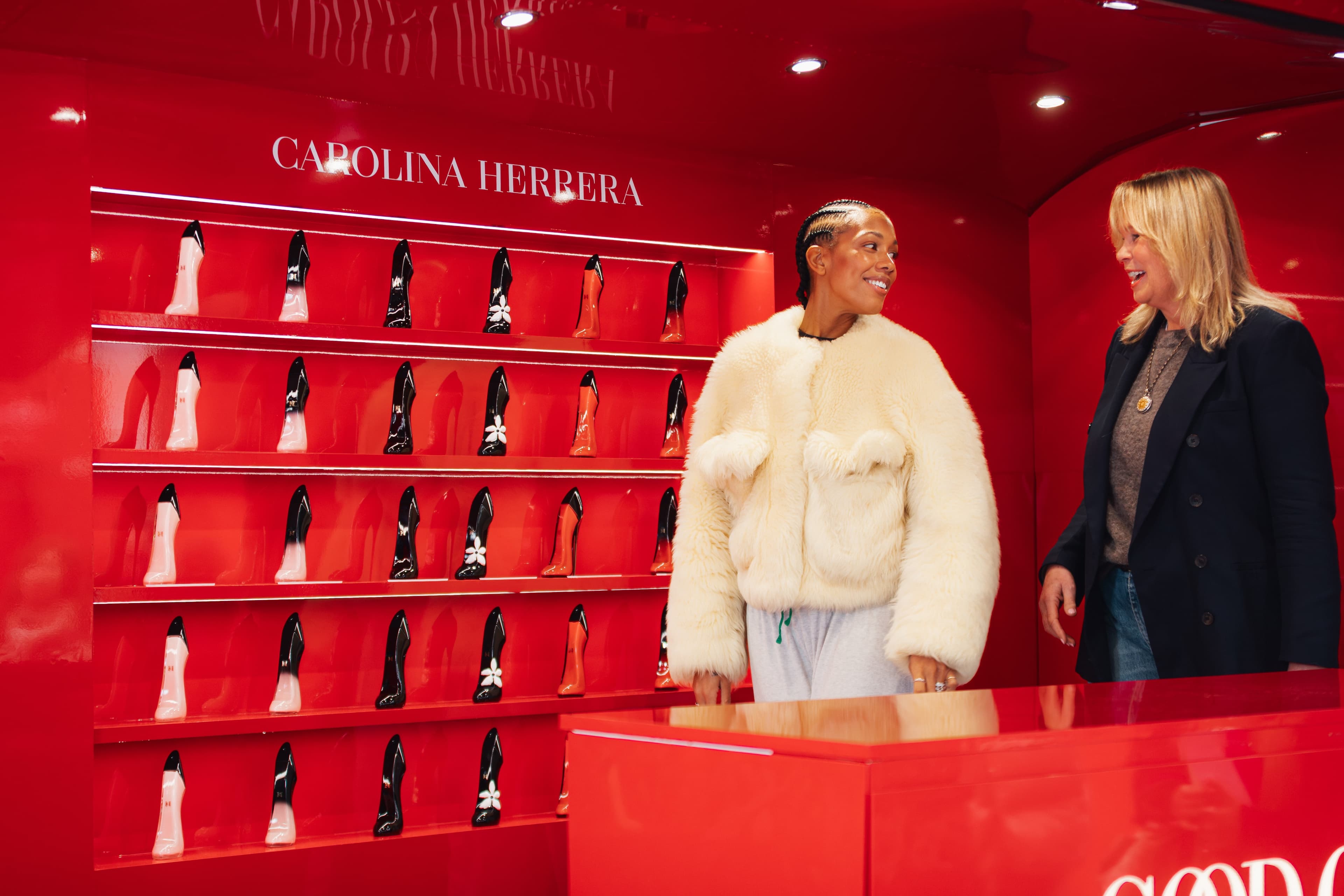Visiteuses dans l'espace Carolina Herrera à Covent Garden