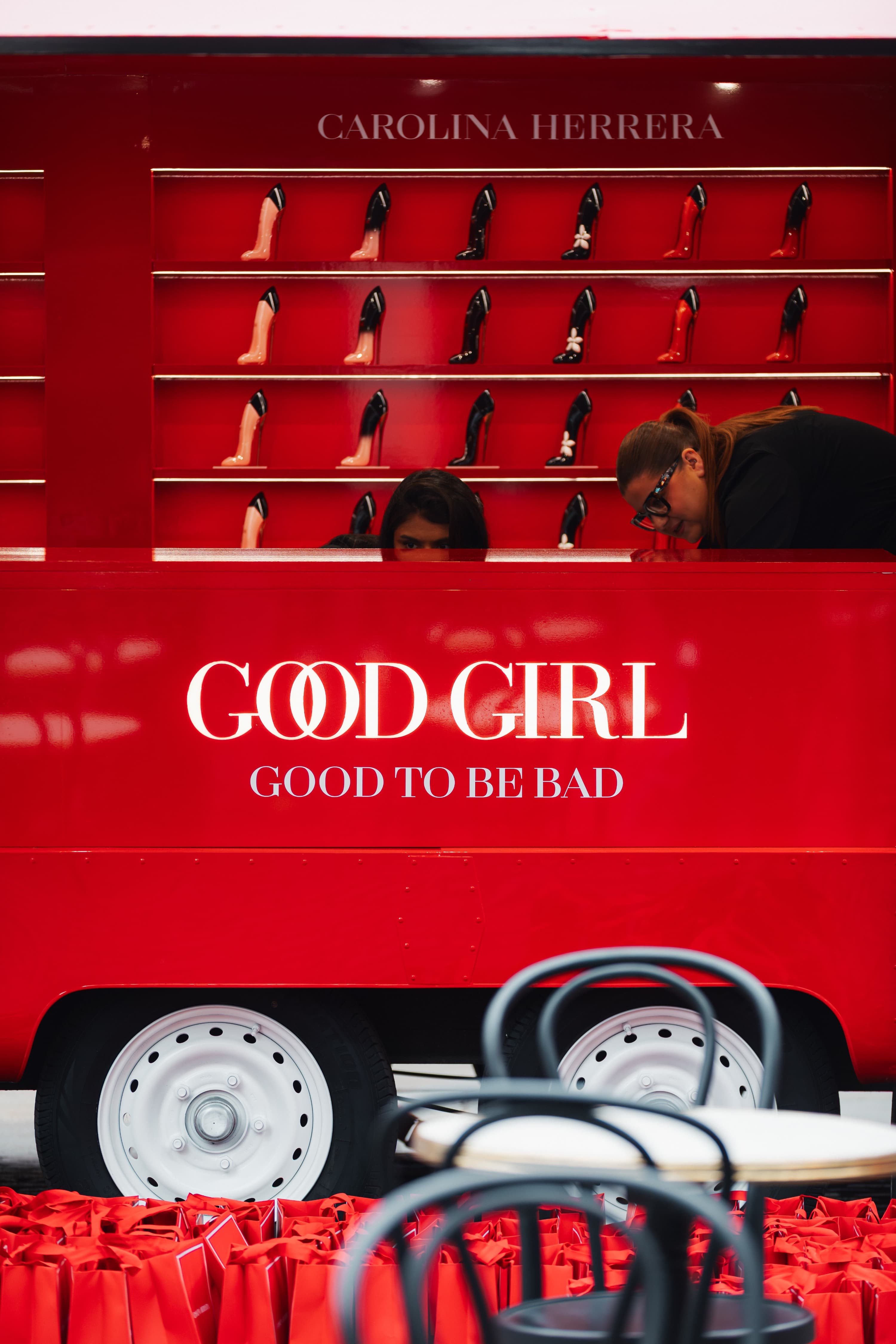 Façade rouge du Good Girl Truck Carolina Herrera