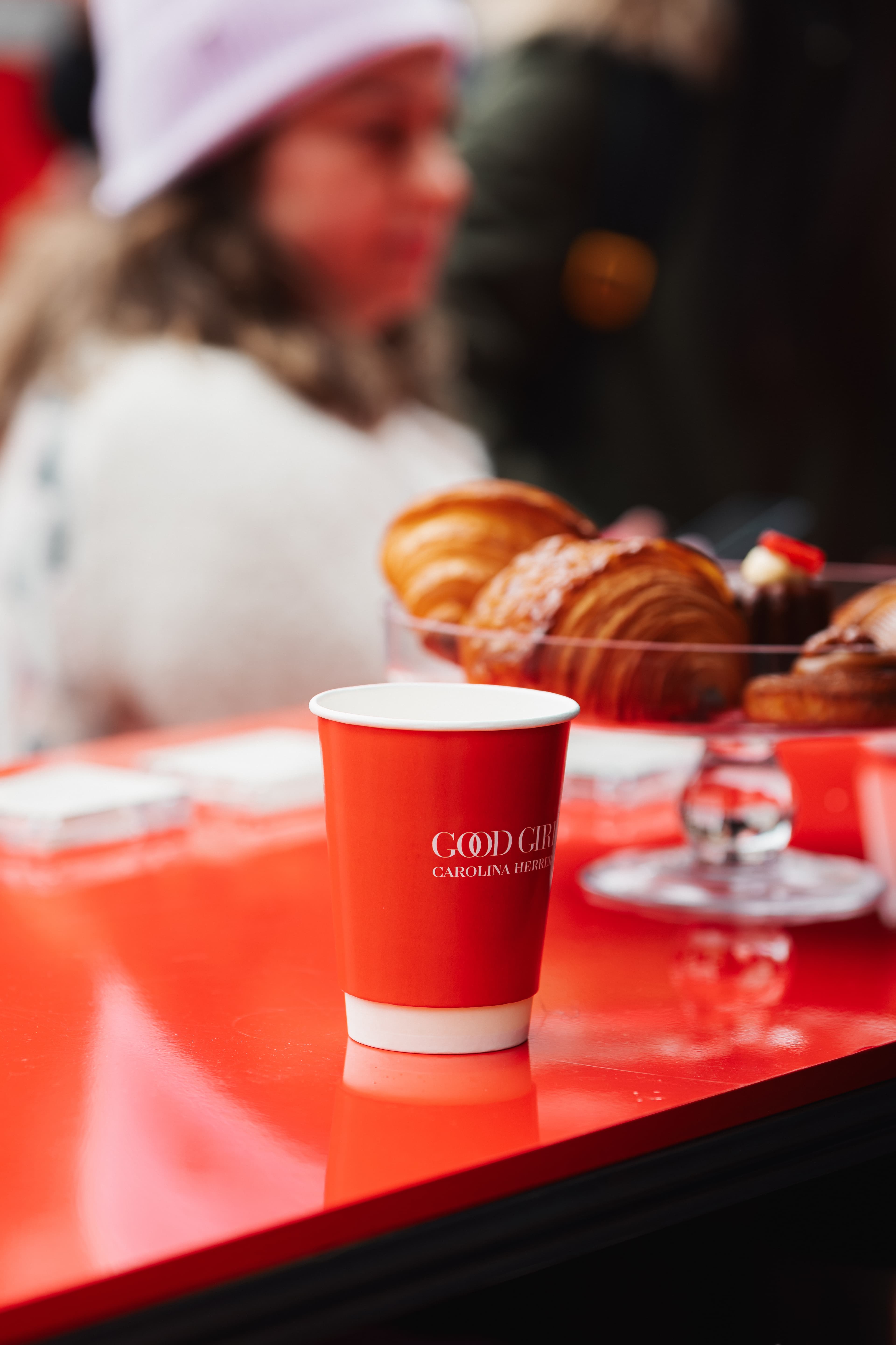 Café et pâtisseries servis au coffee shop Good Girl