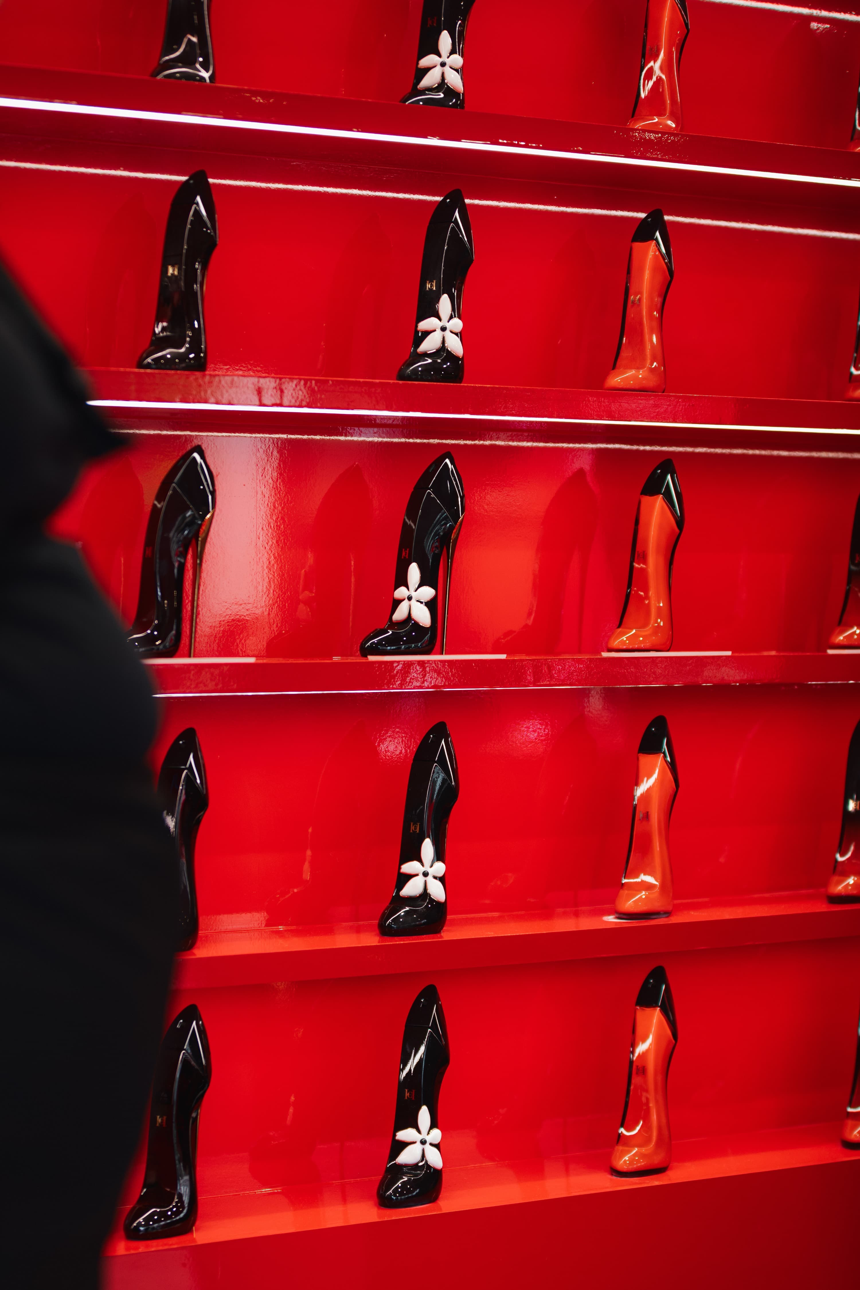 Mur de flacons Good Girl dans le pop-up londonien