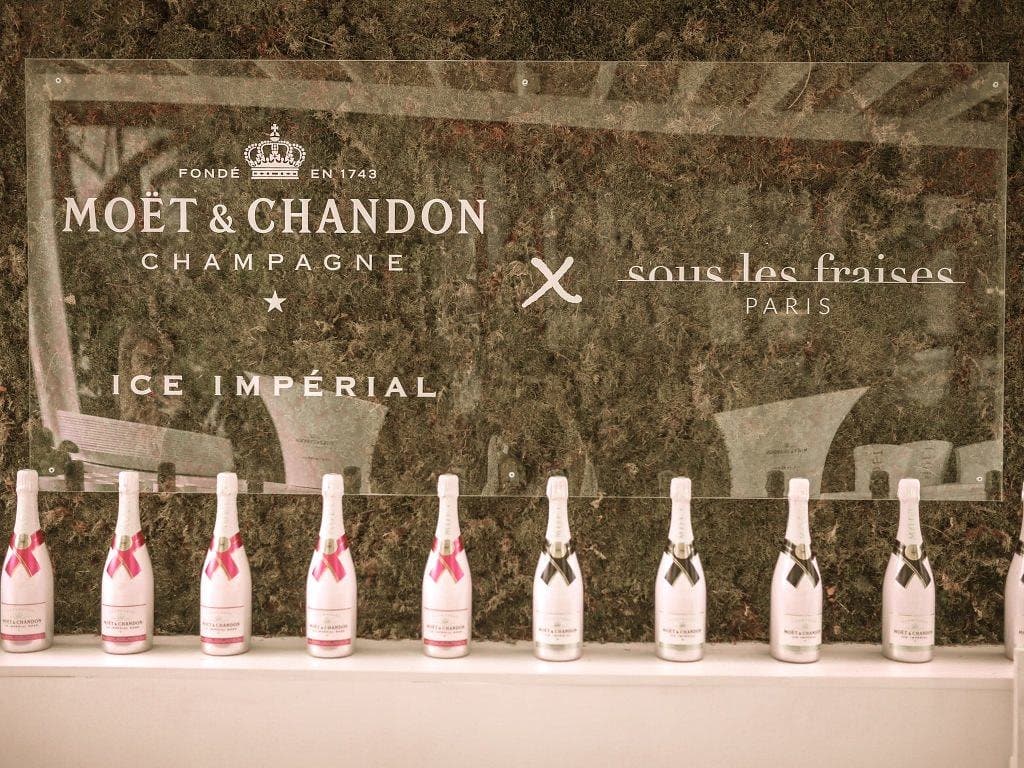 installation de bouteilles du lieu maison moët de moët et chandon