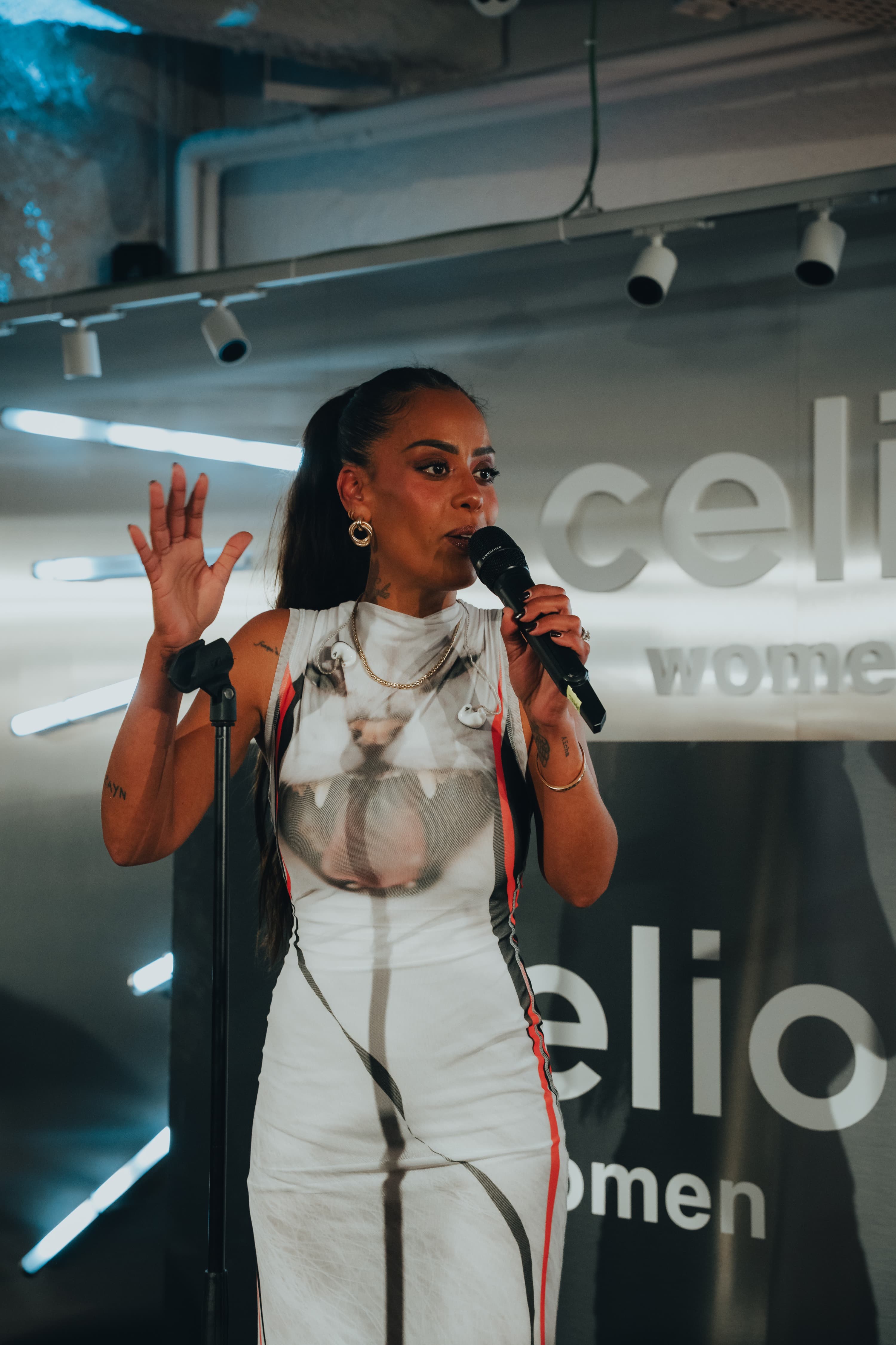 Chanteuse en live pendant l'inauguration Celio Women