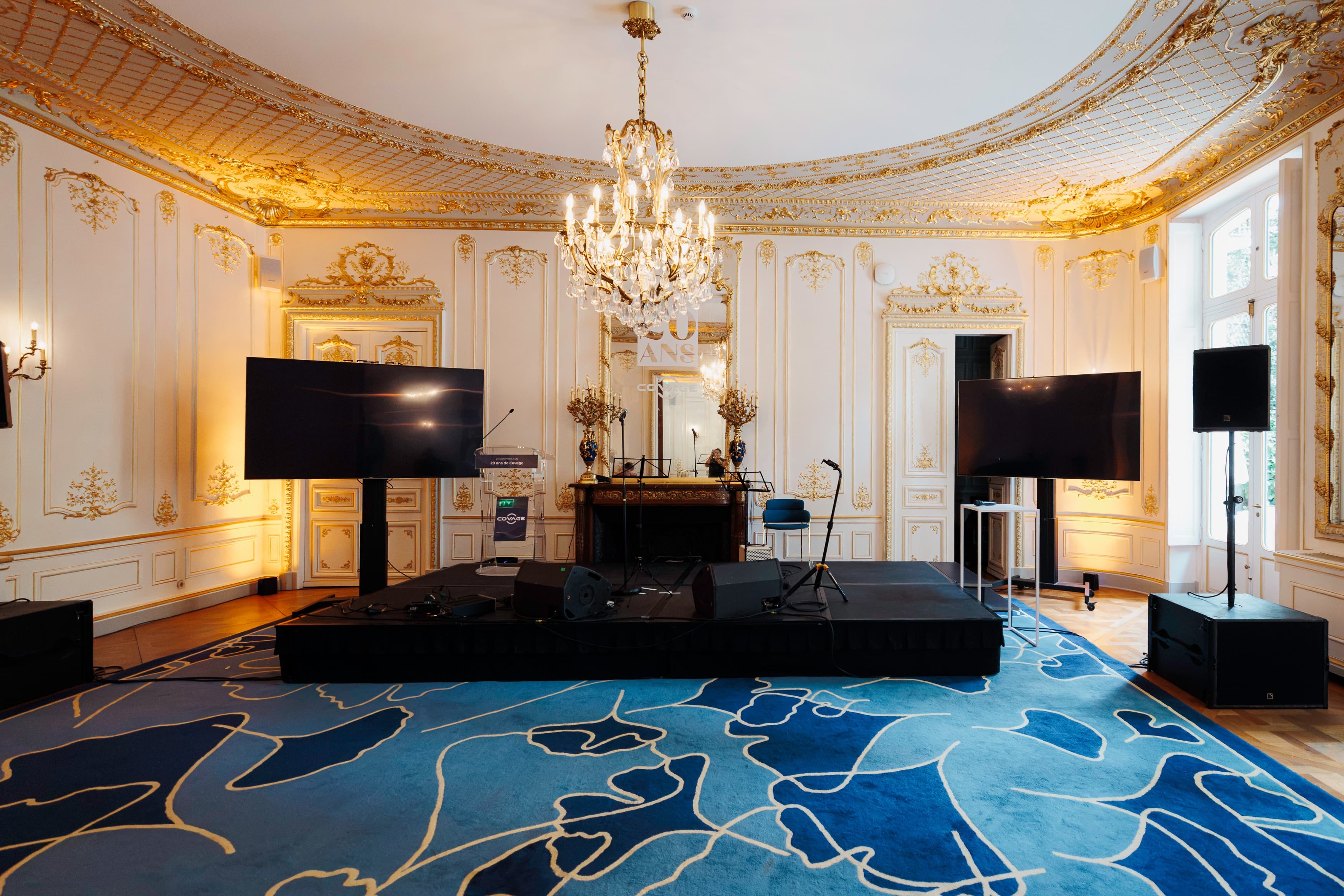 Salon de l'Hôtel de Poulpry préparé pour la soirée Covage