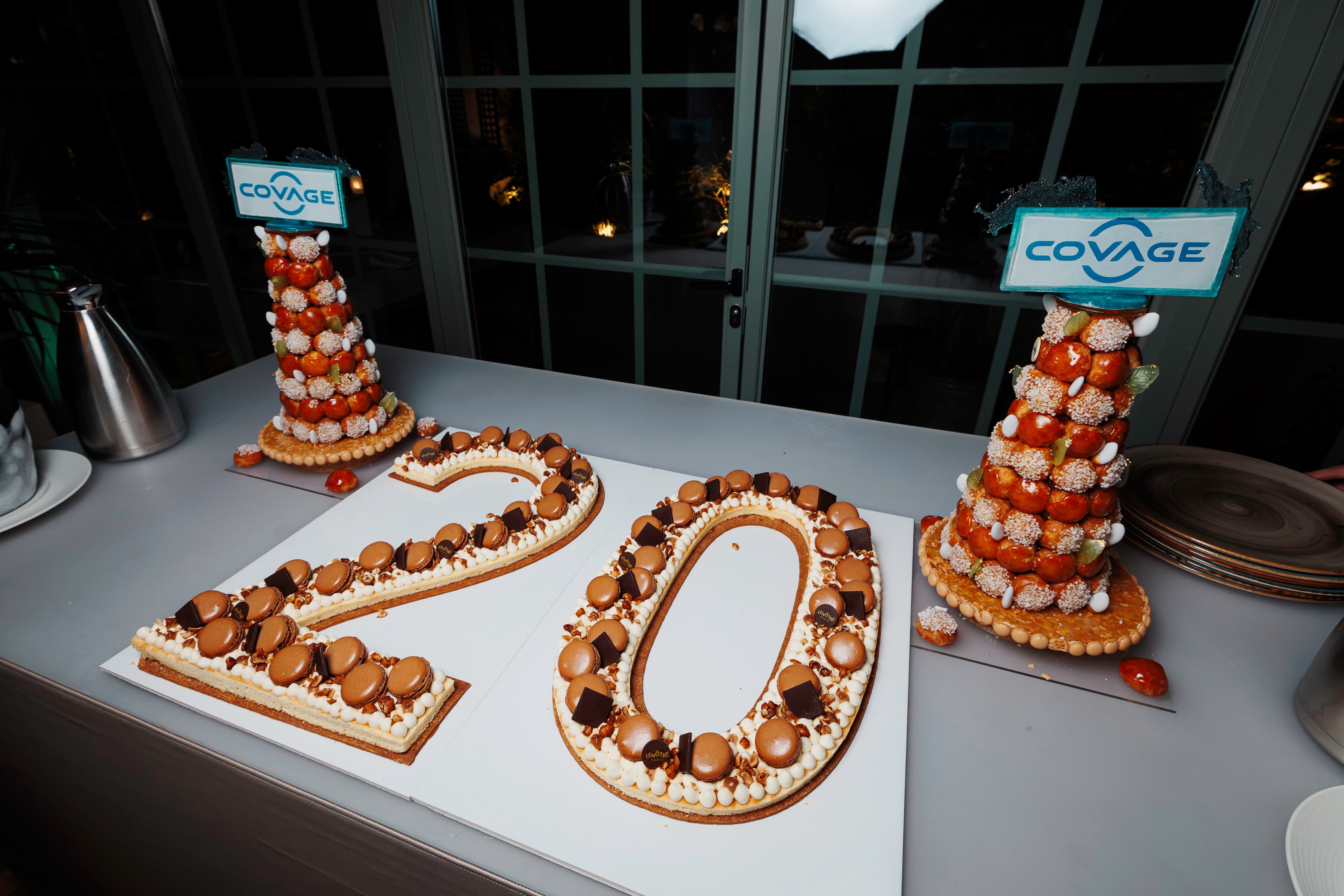 Pièce montée en forme de 20 pour l'anniversaire de Covage