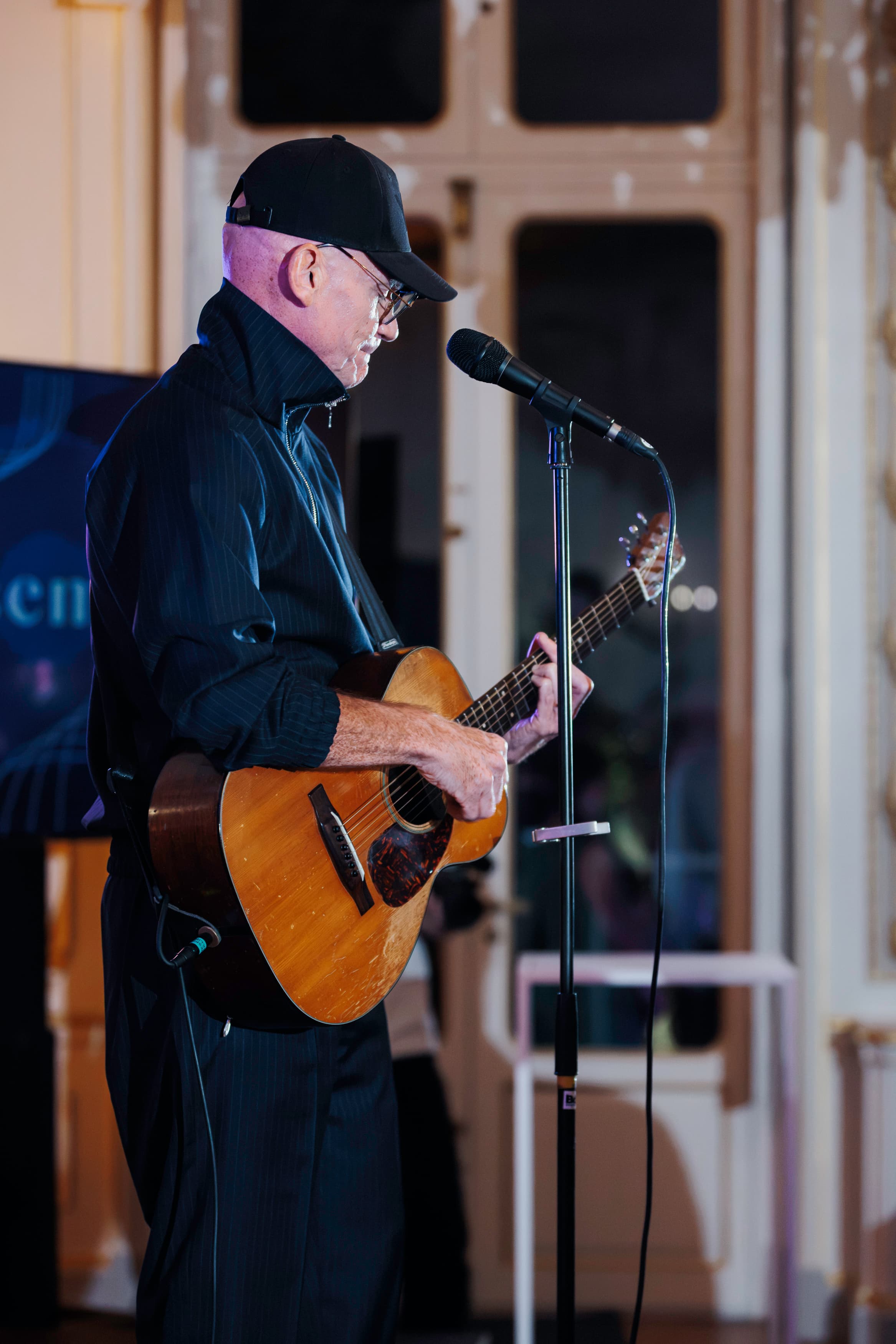 Musicien en concert pendant la soirée des 20 ans de Covage