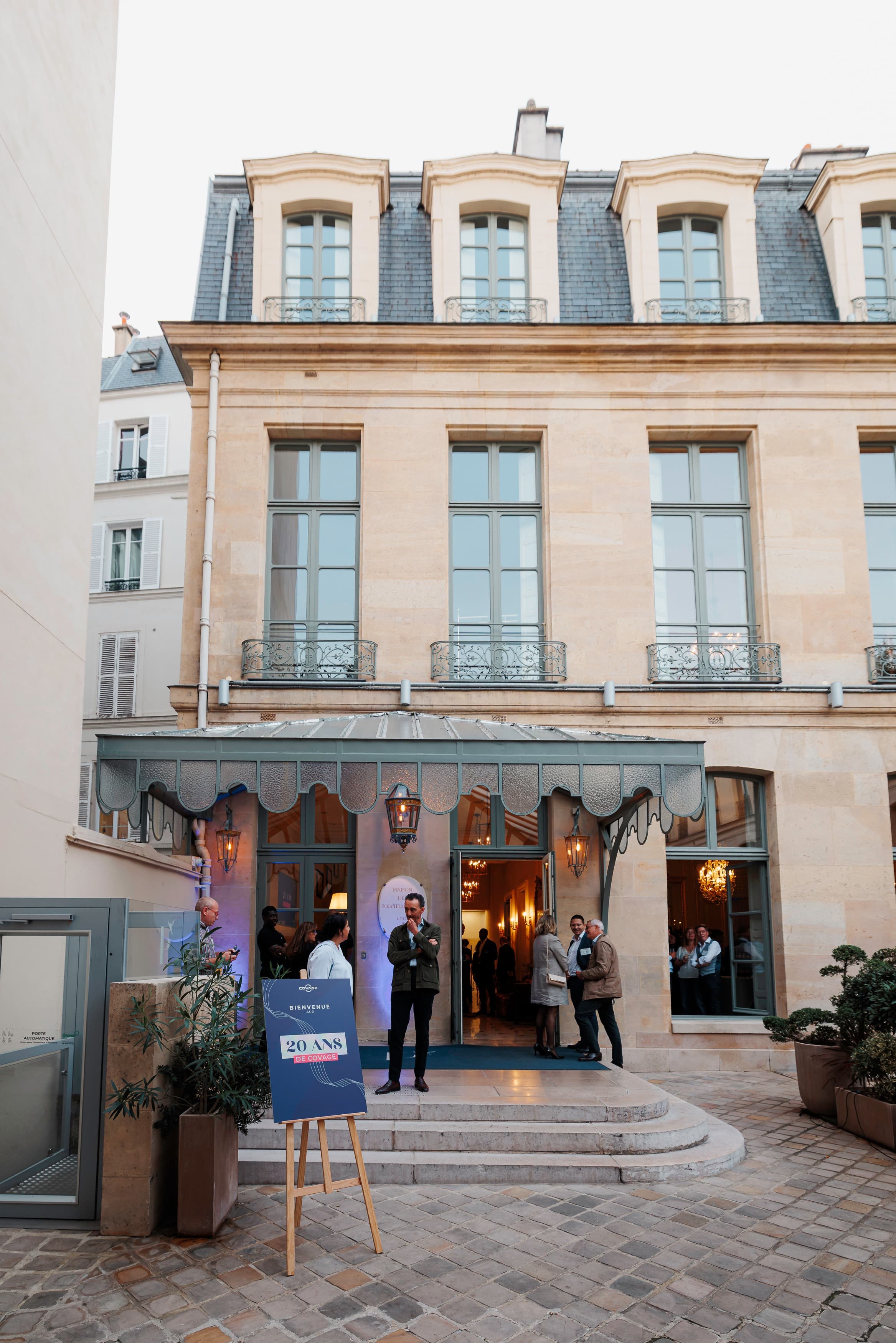 Façade de l'Hôtel de Poulpry à Paris