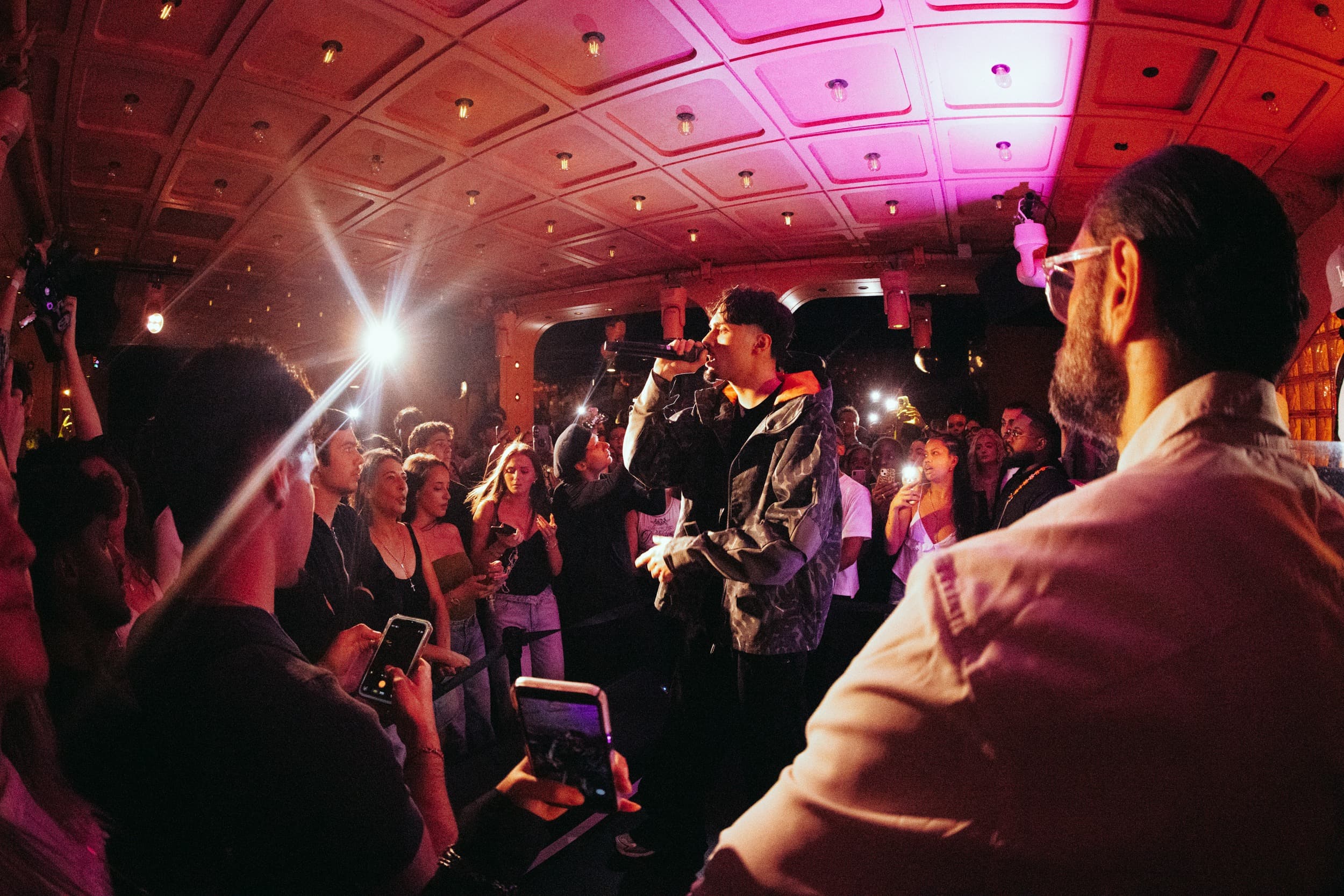 Soirée sous lumière rose pendant le voyage Jean Paul Gaultier en Inde