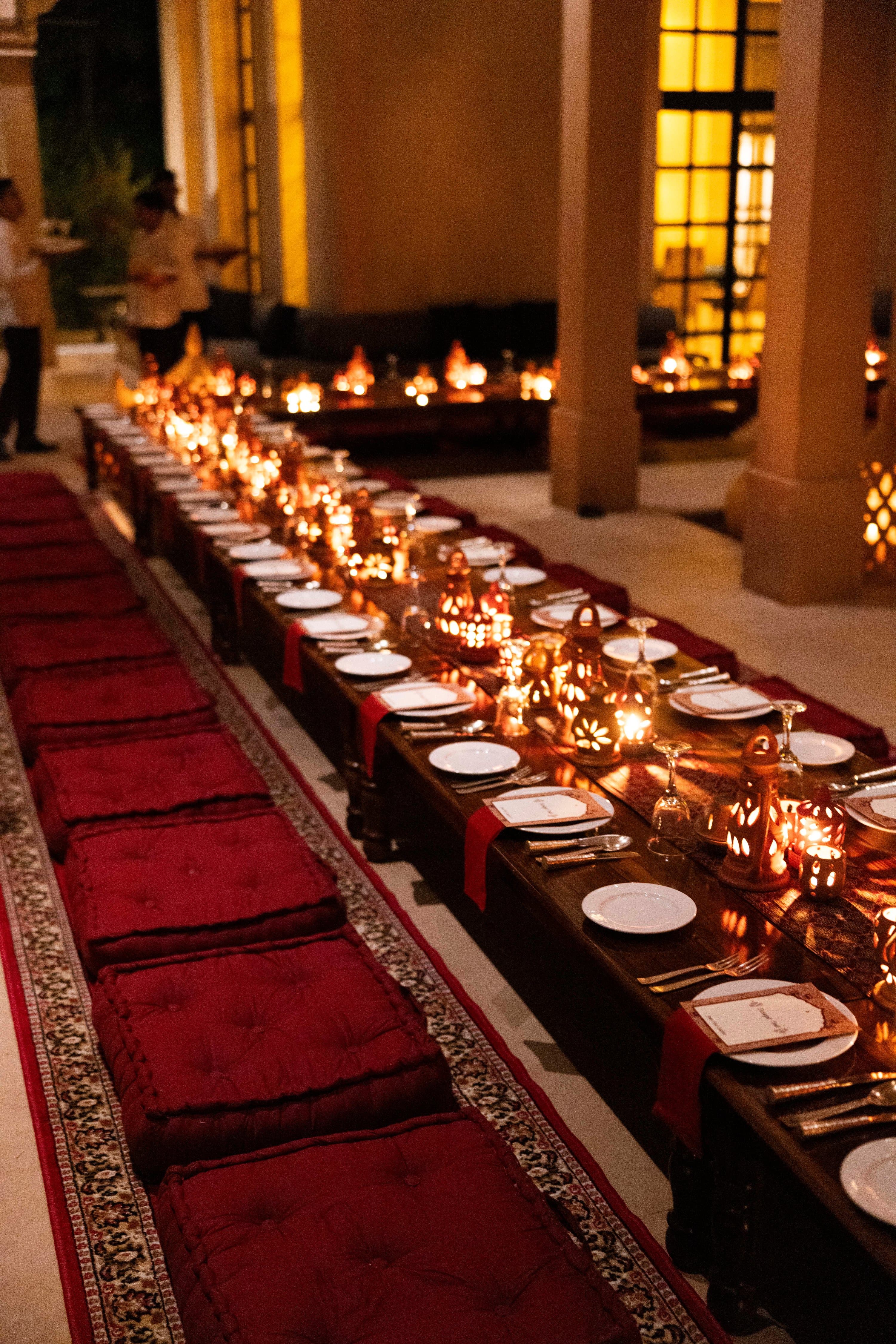 Longue table de dîner aux bougies pendant le voyage Jean Paul Gaultier