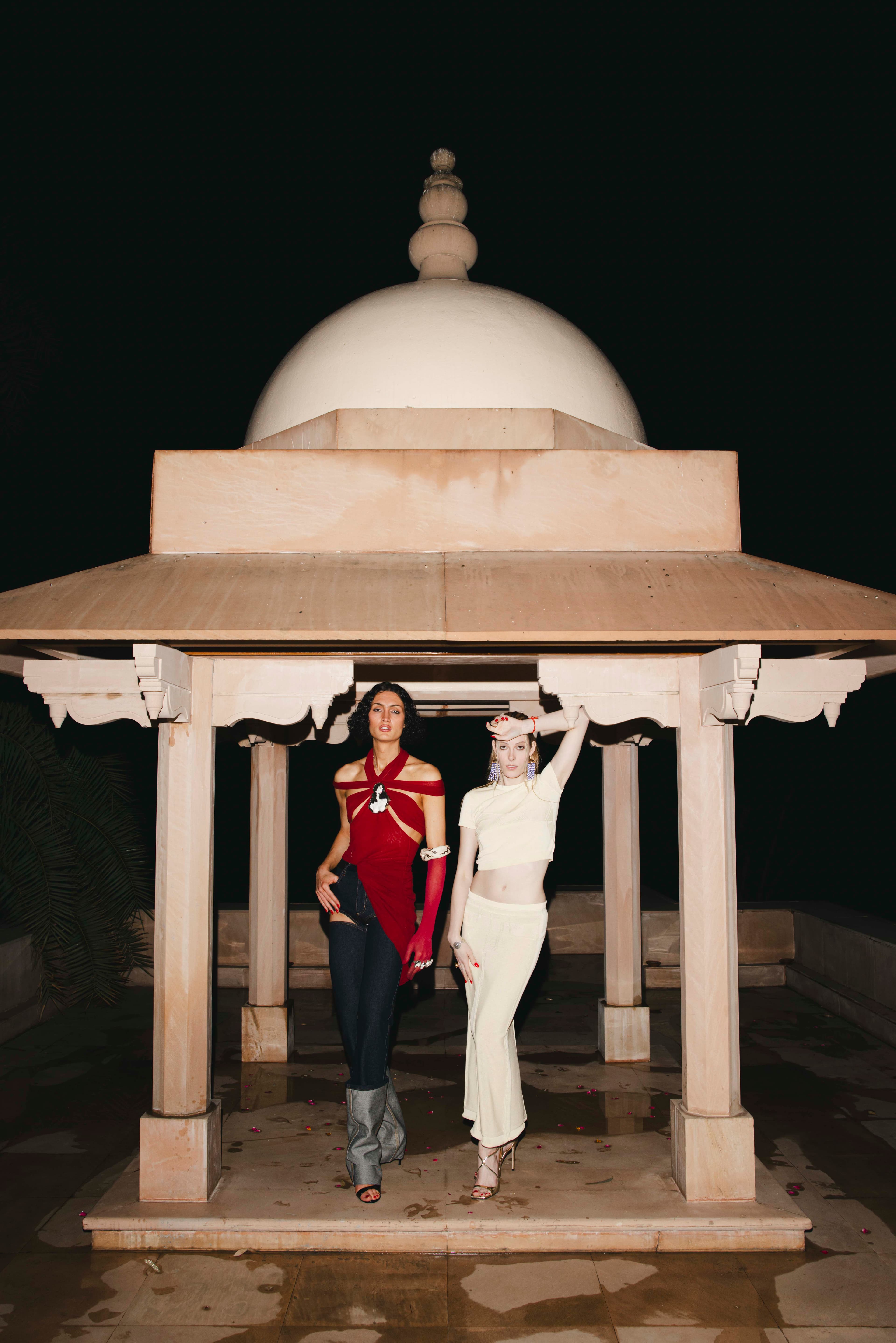 Invités sous un pavillon de palais au Rajasthan