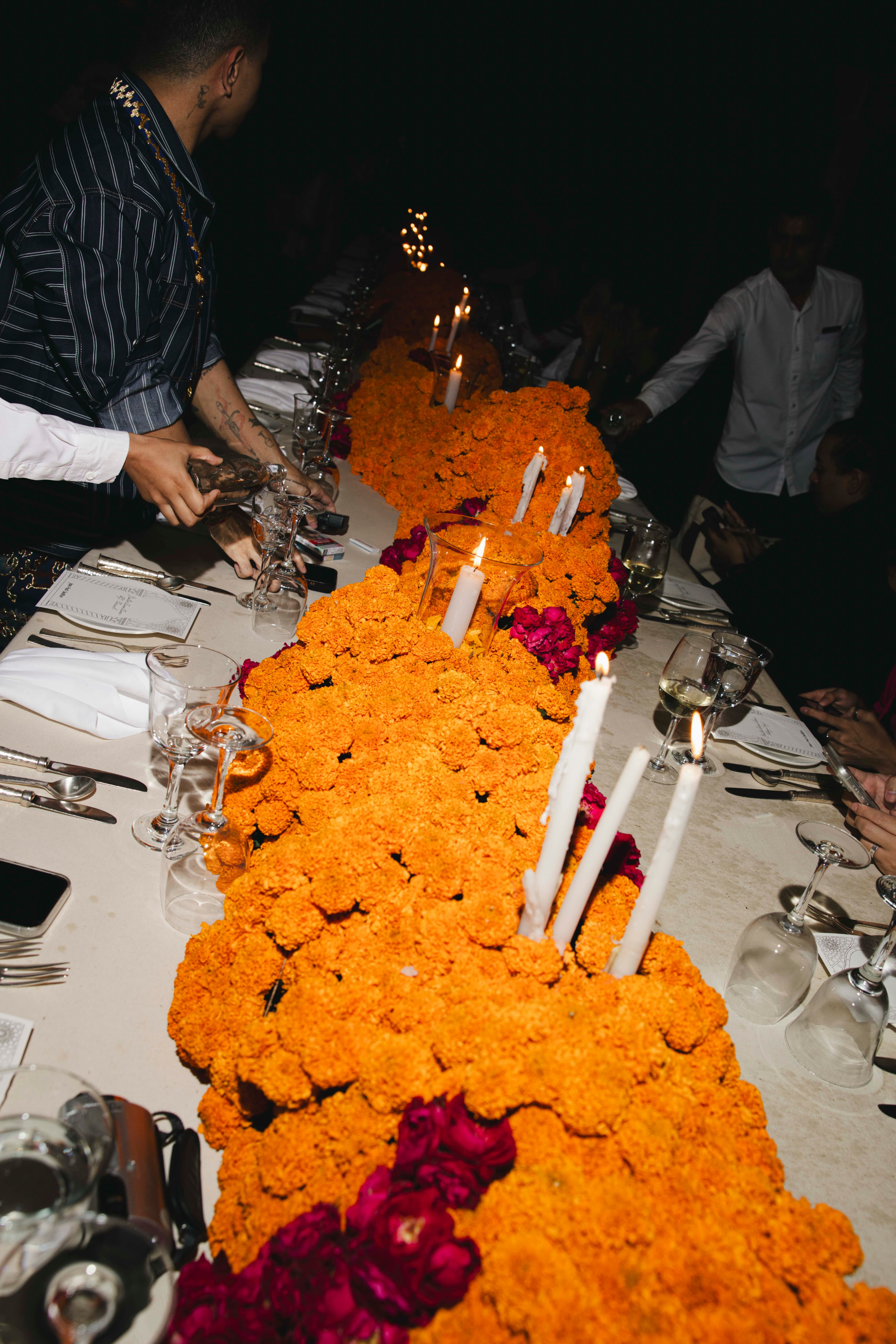 Table de dîner décorée de fleurs de souci orange