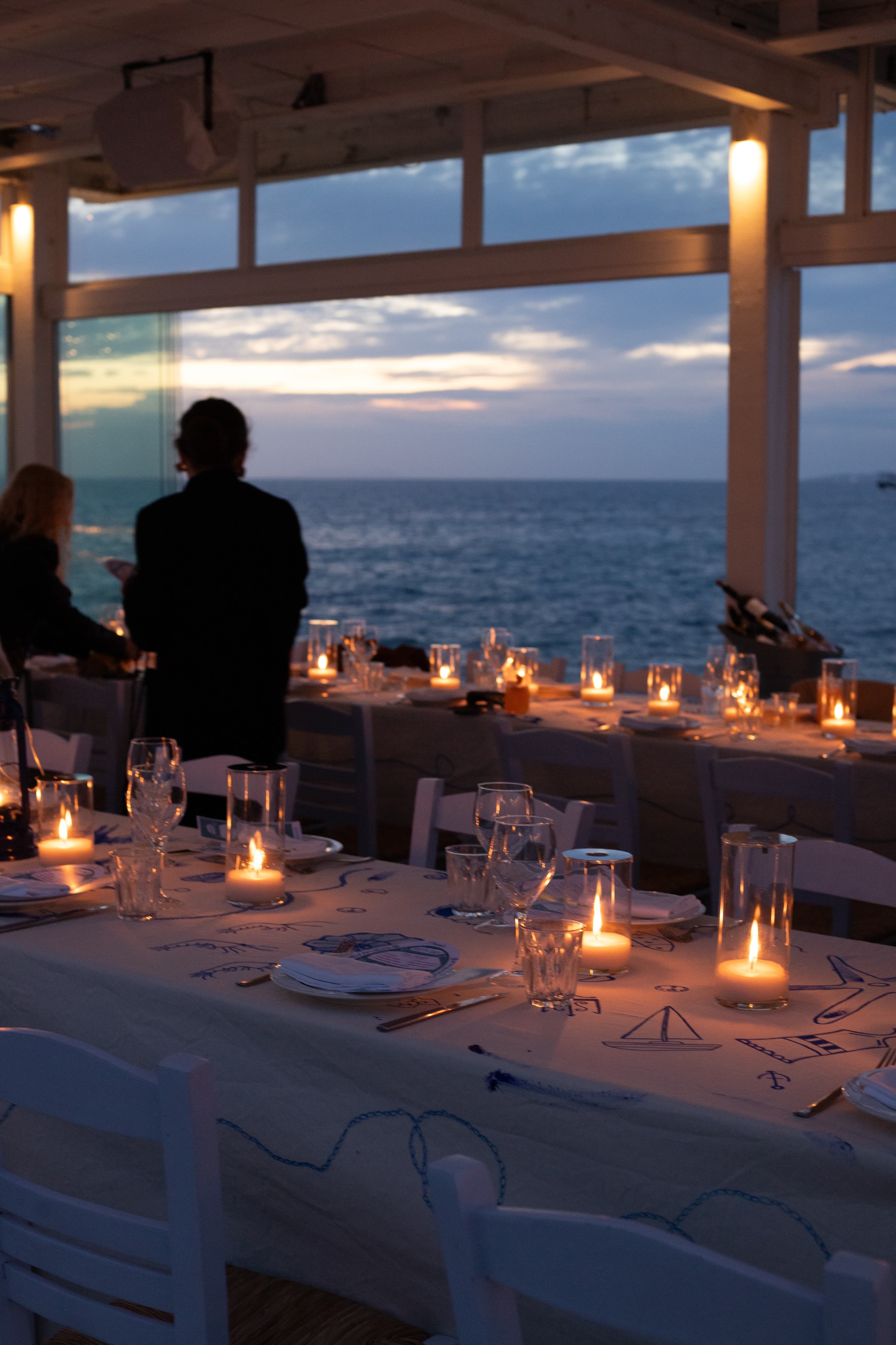 Dîner au coucher du soleil pendant le voyage Jean Paul Gaultier à Mykonos