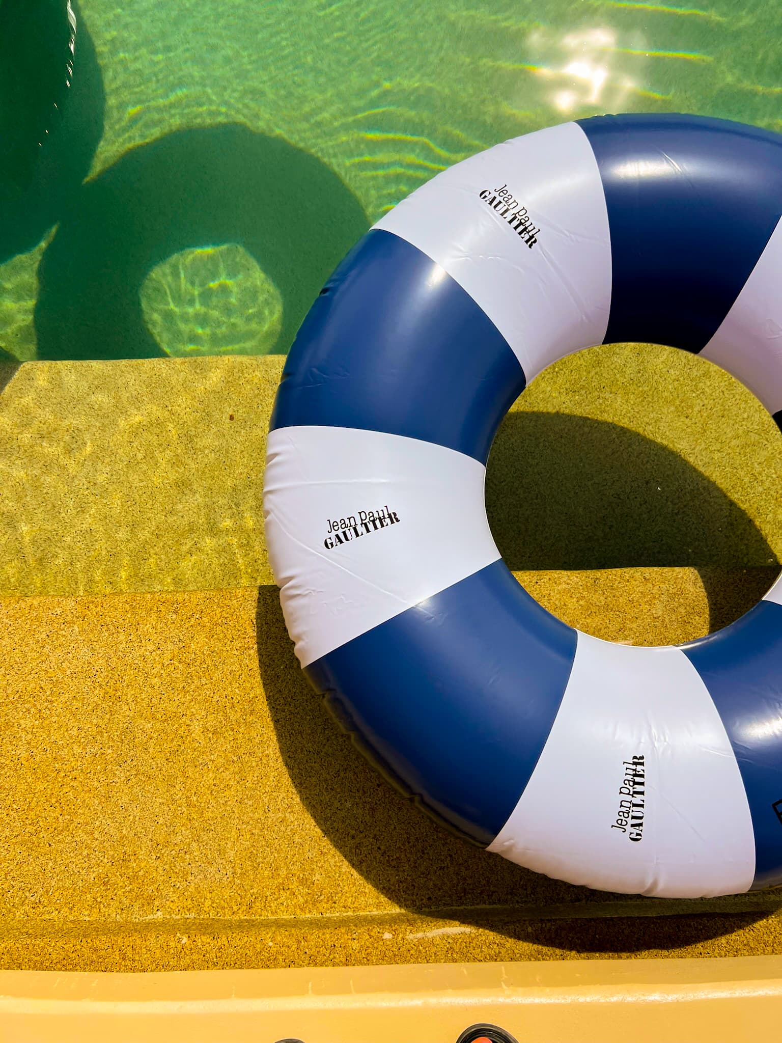 Bouée aux couleurs Jean Paul Gaultier au bord de la piscine