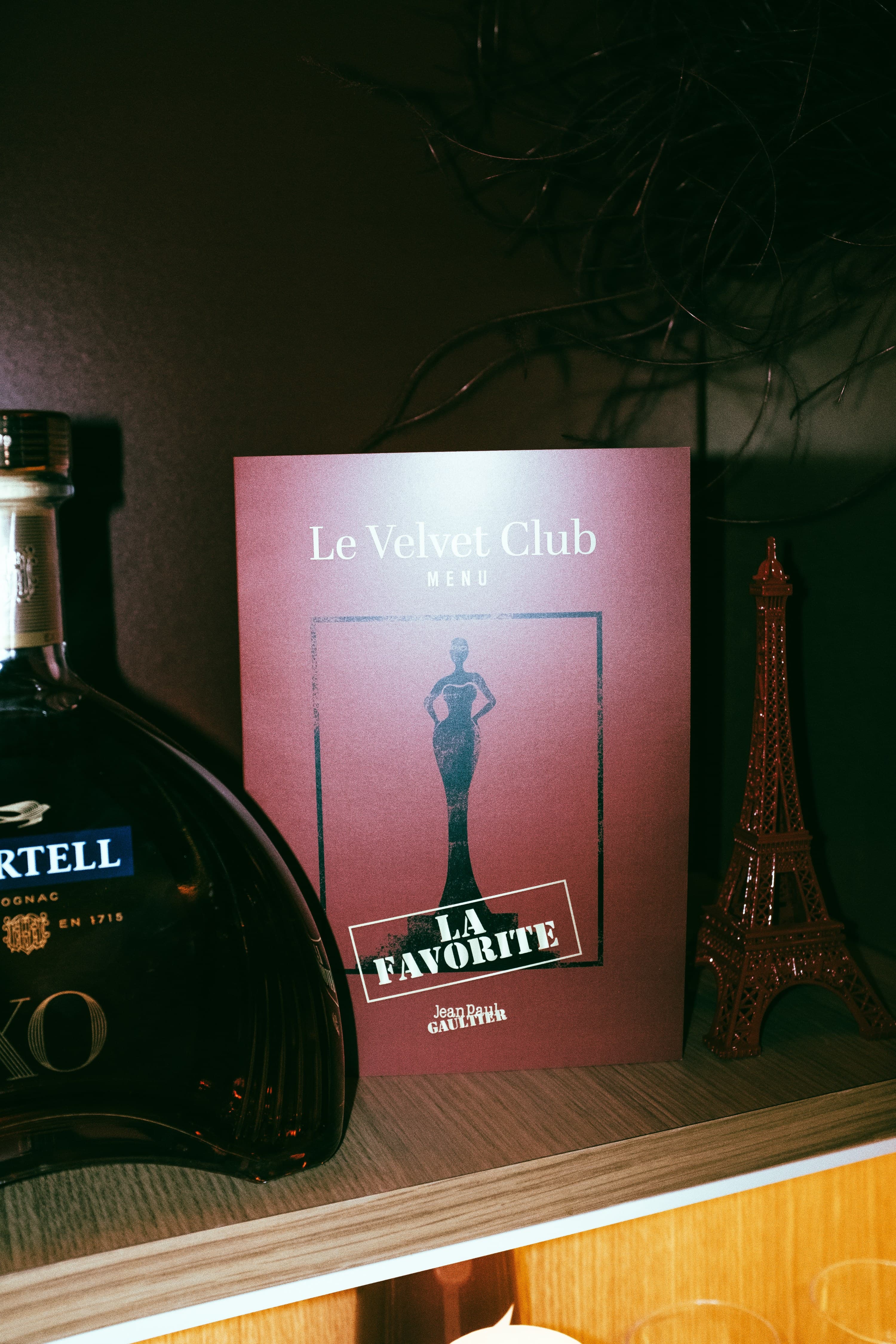 Flacon La Favorite présenté dans la loge Velvet Club
