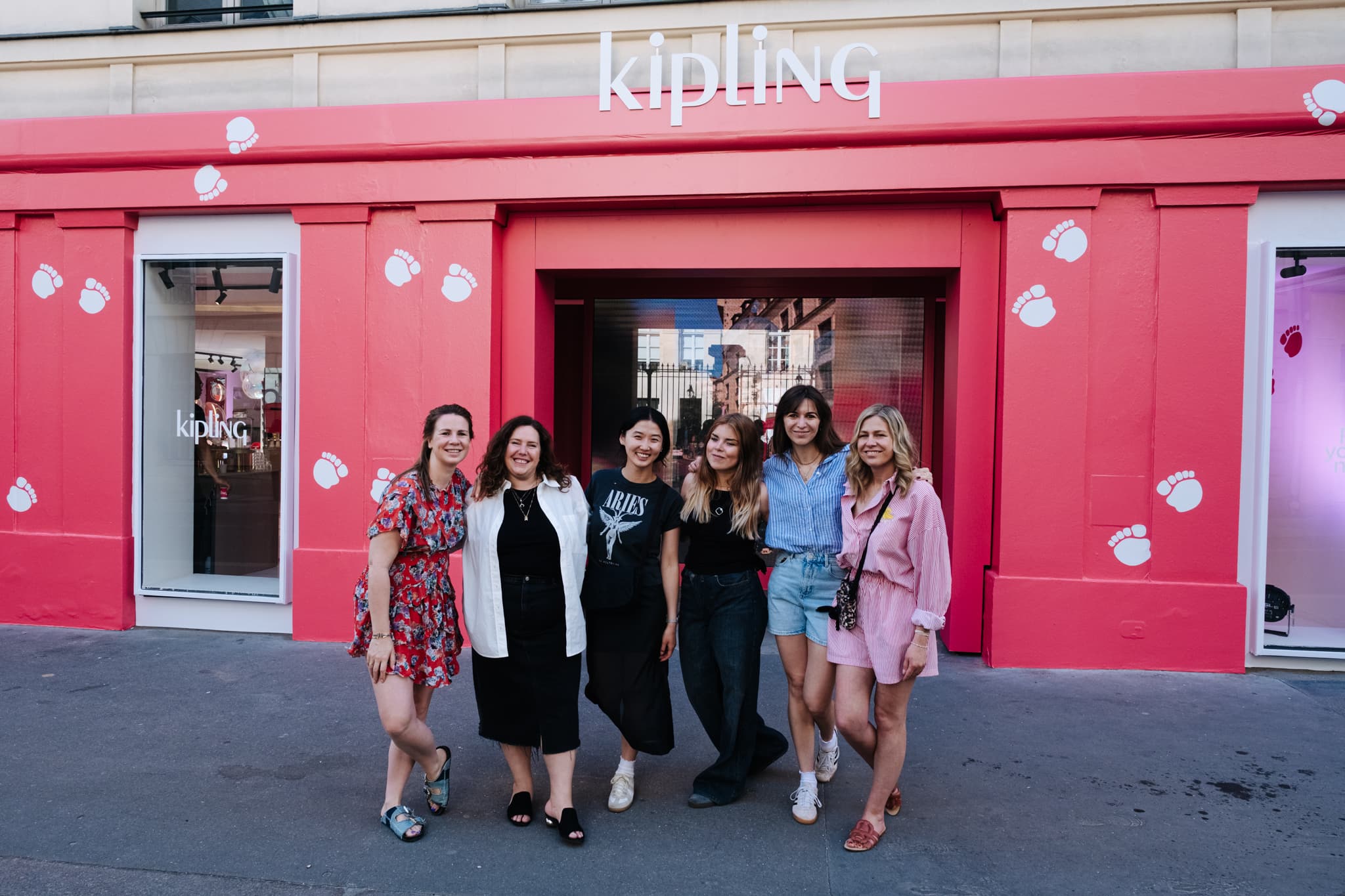 Façade du pop-up Kipling rue de Turenne et visiteurs