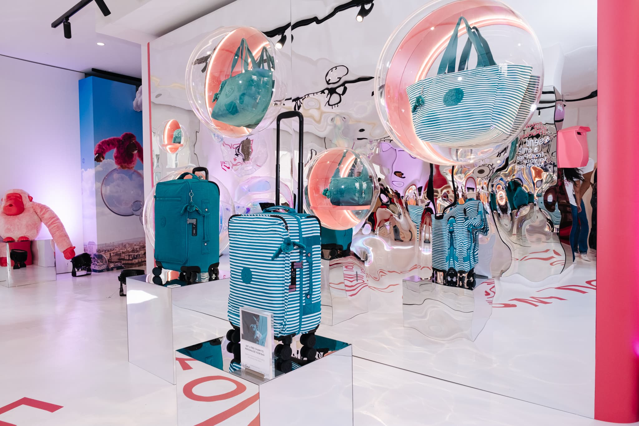 Intérieur du pop-up Kipling Follow Your Monkey
