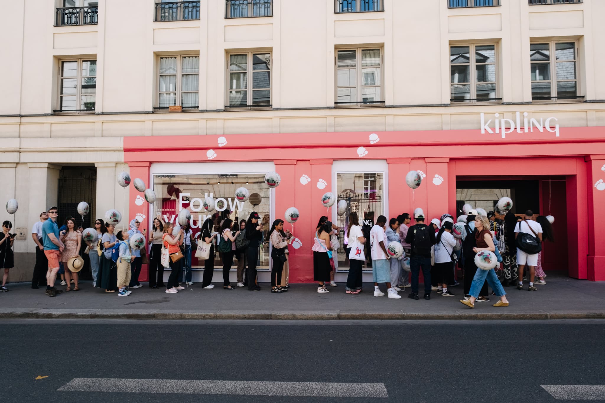File d'attente devant le pop-up Kipling dans le Marais