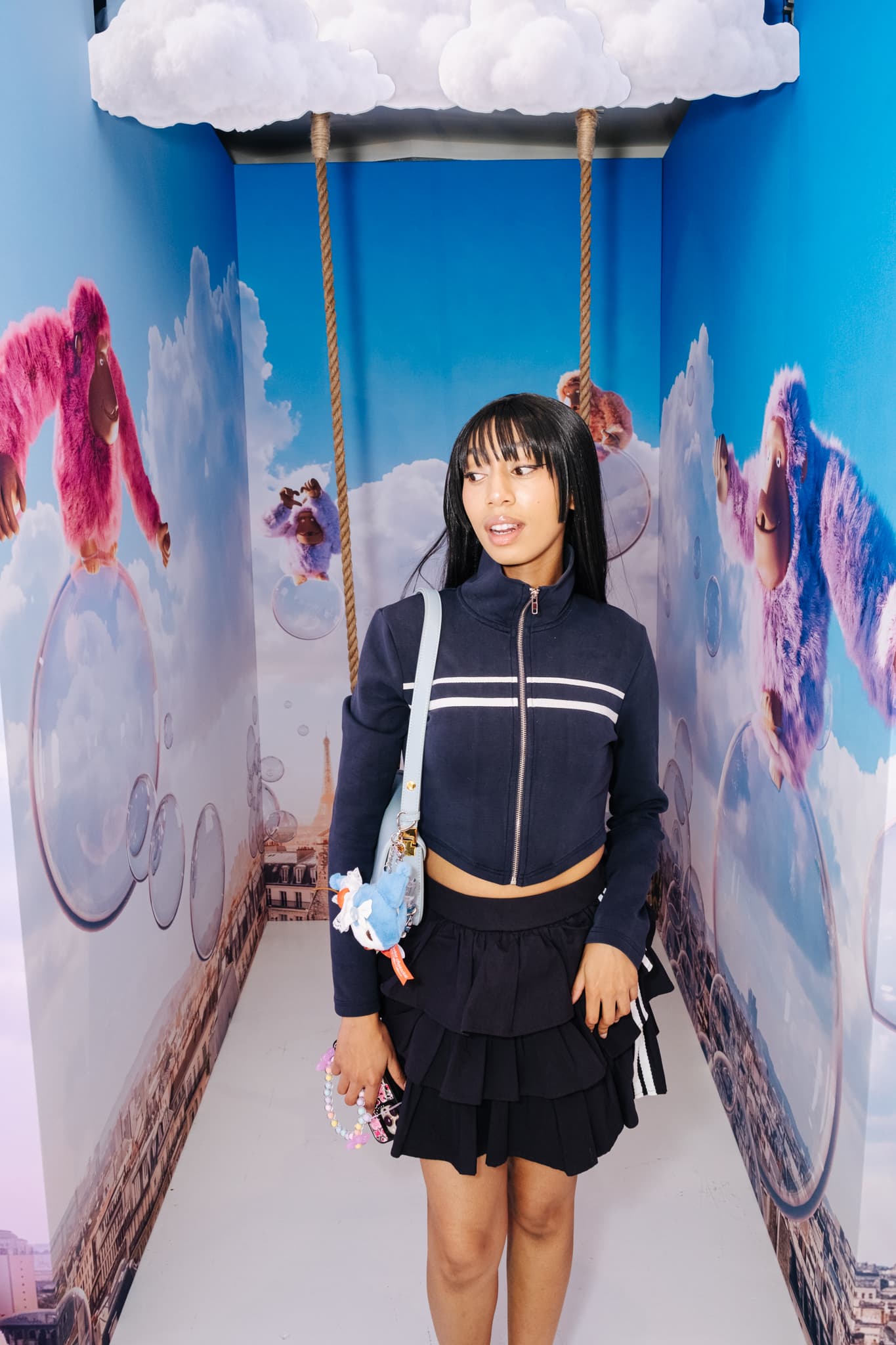 Visiteuse sur la balançoire dans les nuages du pop-up Kipling