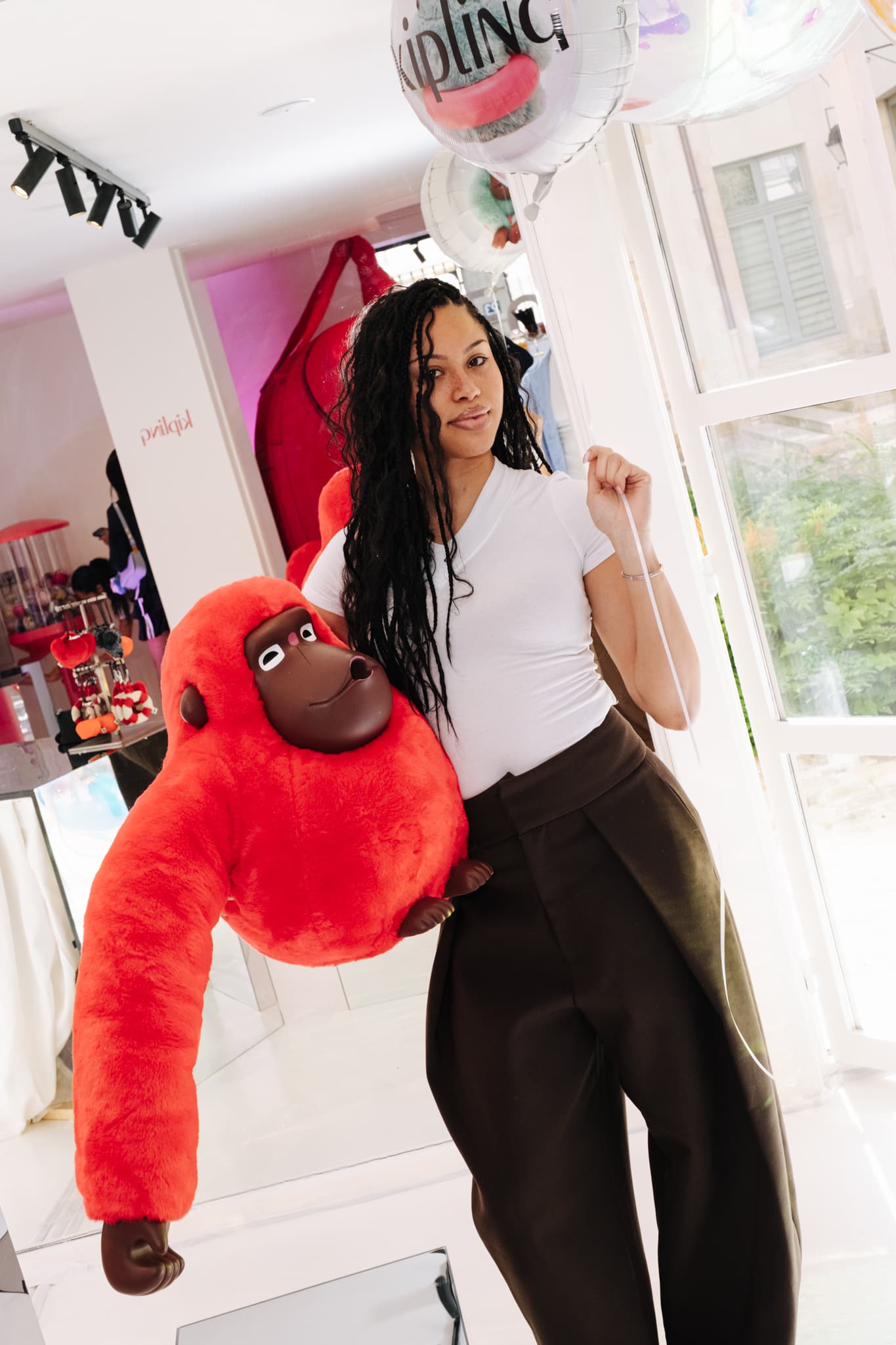 Visiteuse avec un singe Kipling rouge