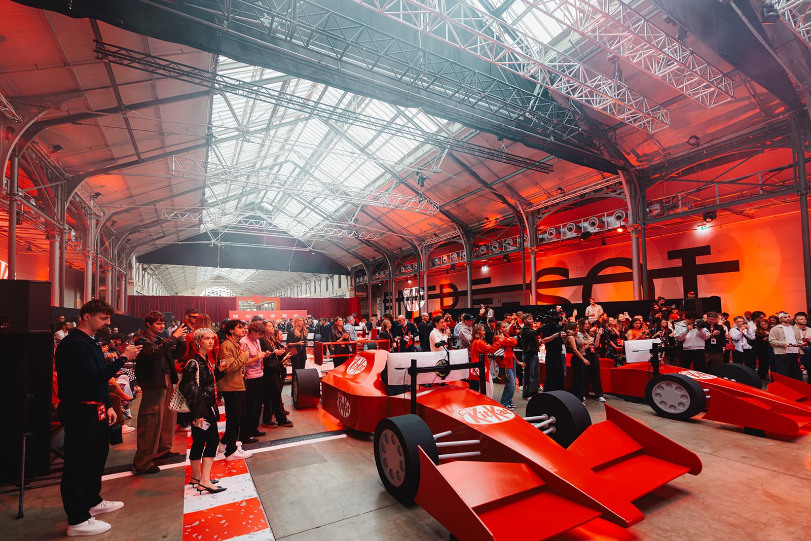 Simulateurs et monoplaces KitKat dans la halle du CENTQUATRE-PARIS