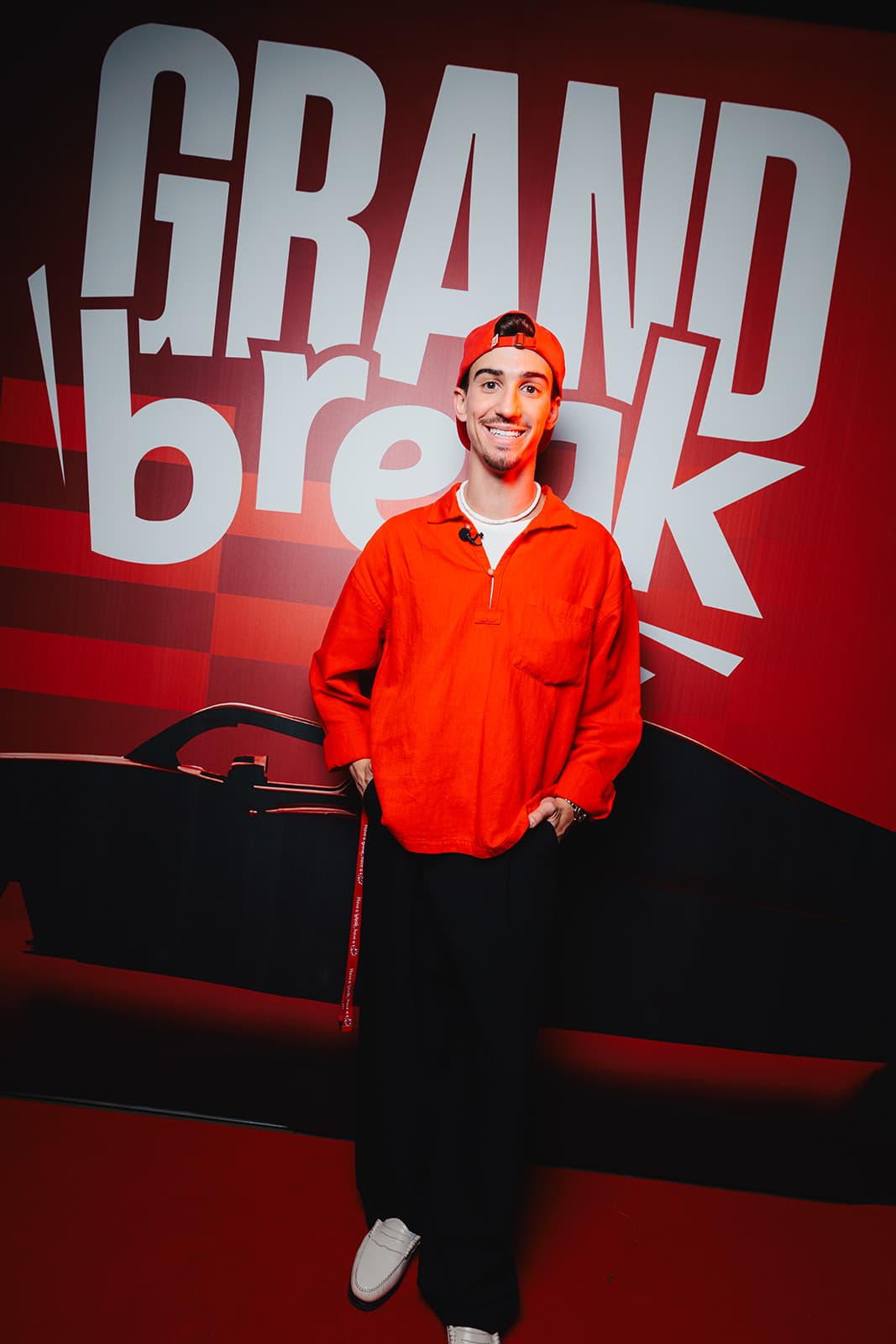 Invitée devant le mur Grand Break
