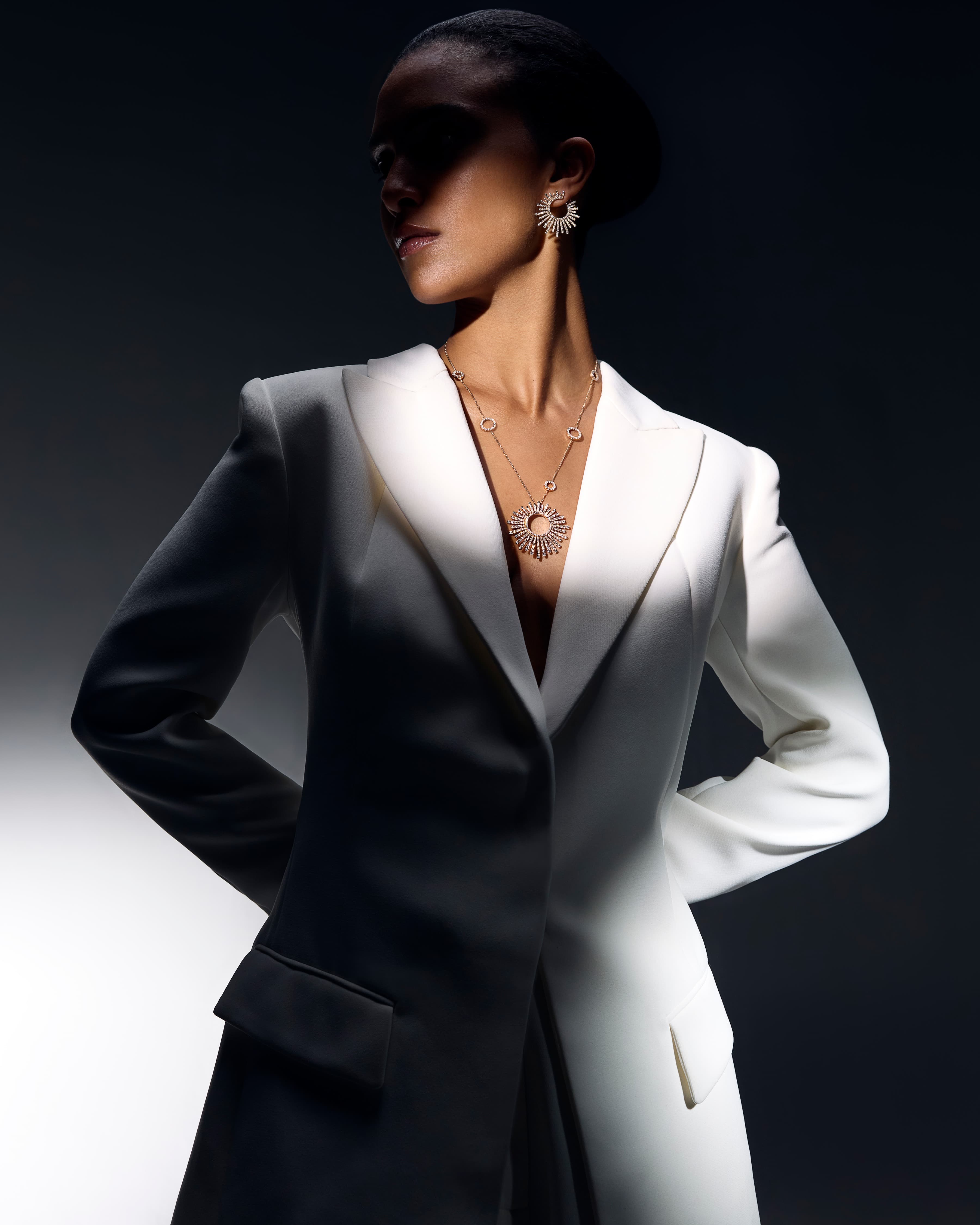 Mannequin en costume blanc pour la campagne Korloff