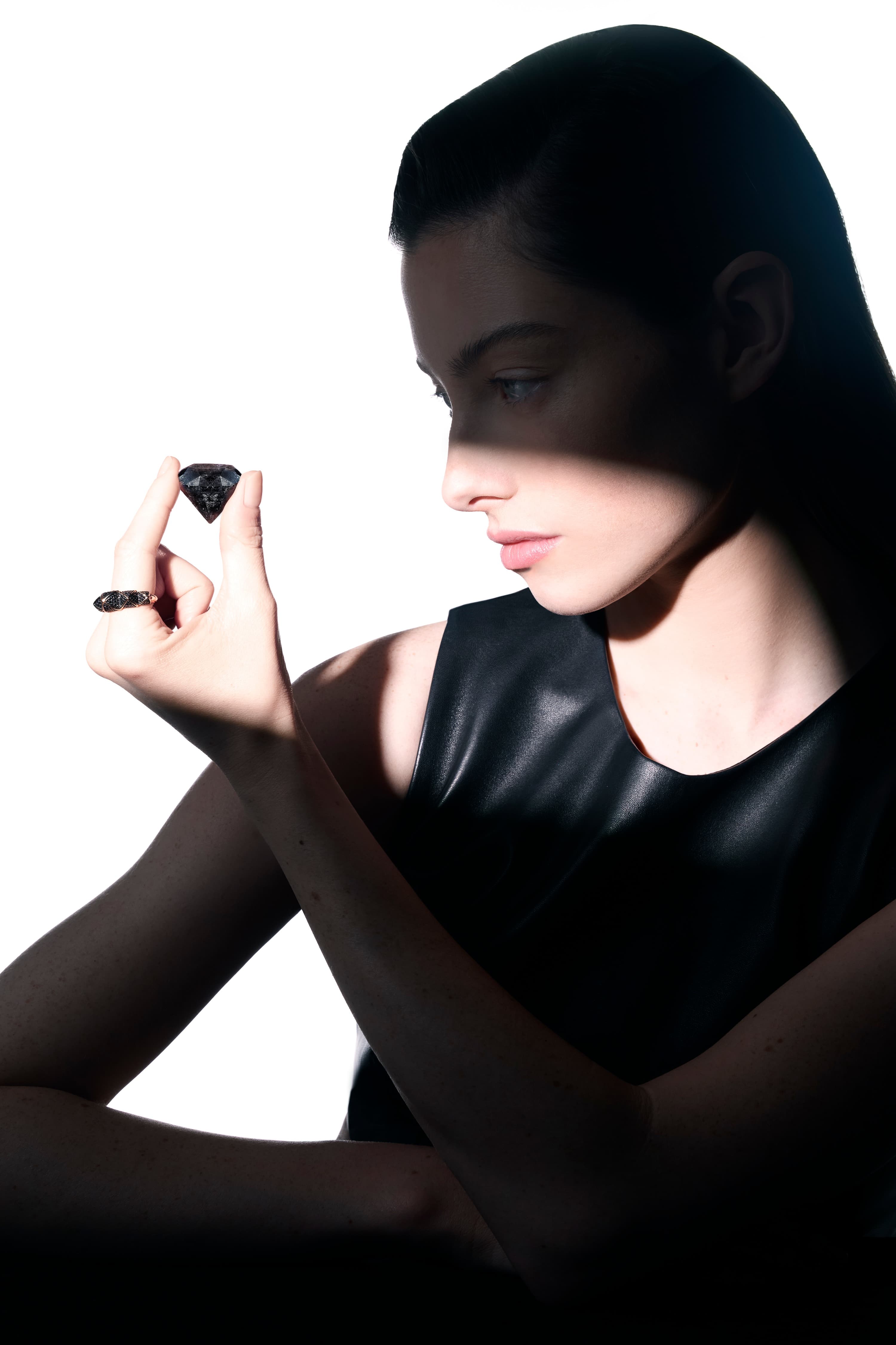 Portrait noir et blanc avec bague Korloff