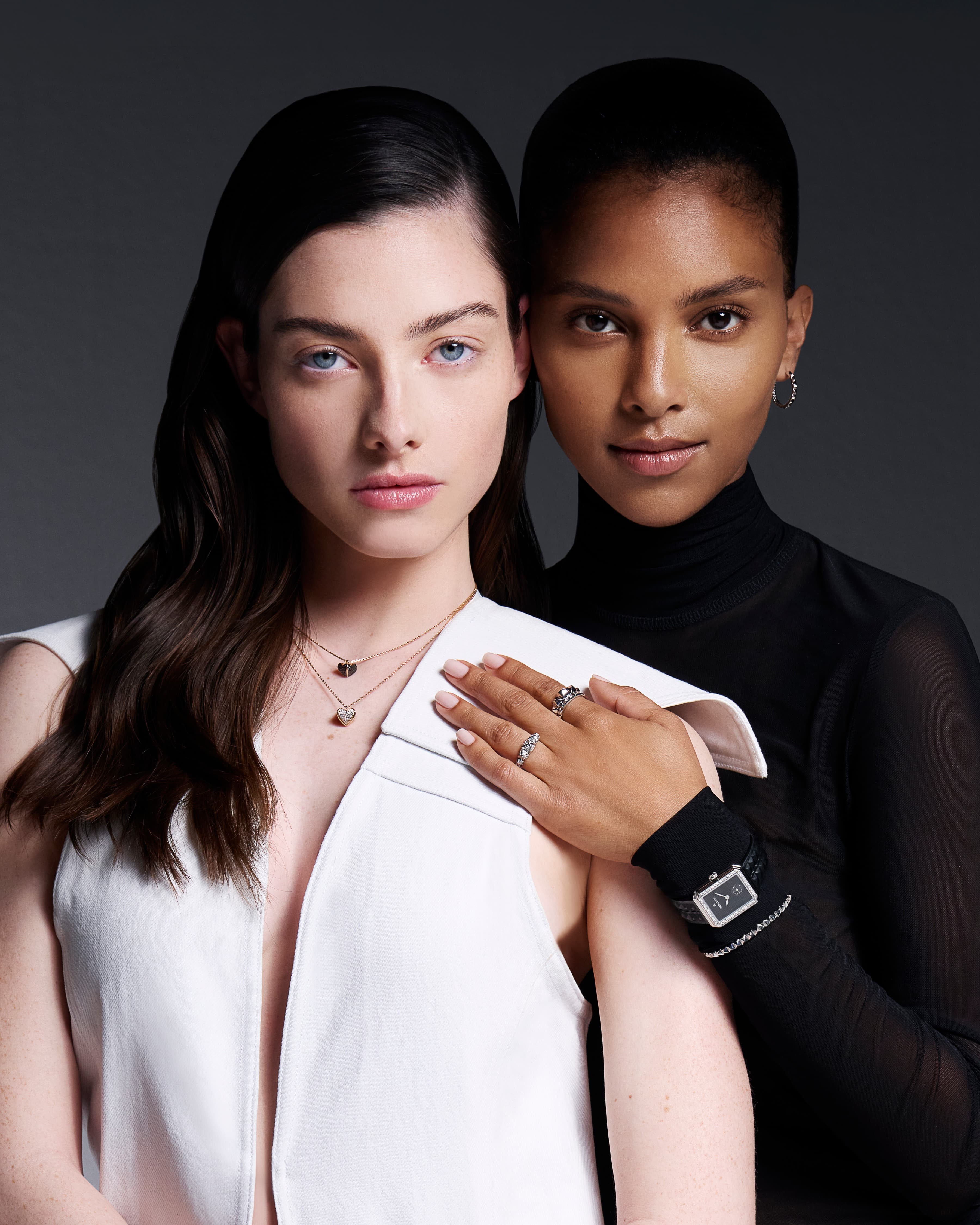 Duo de mannequins portant des bijoux Korloff