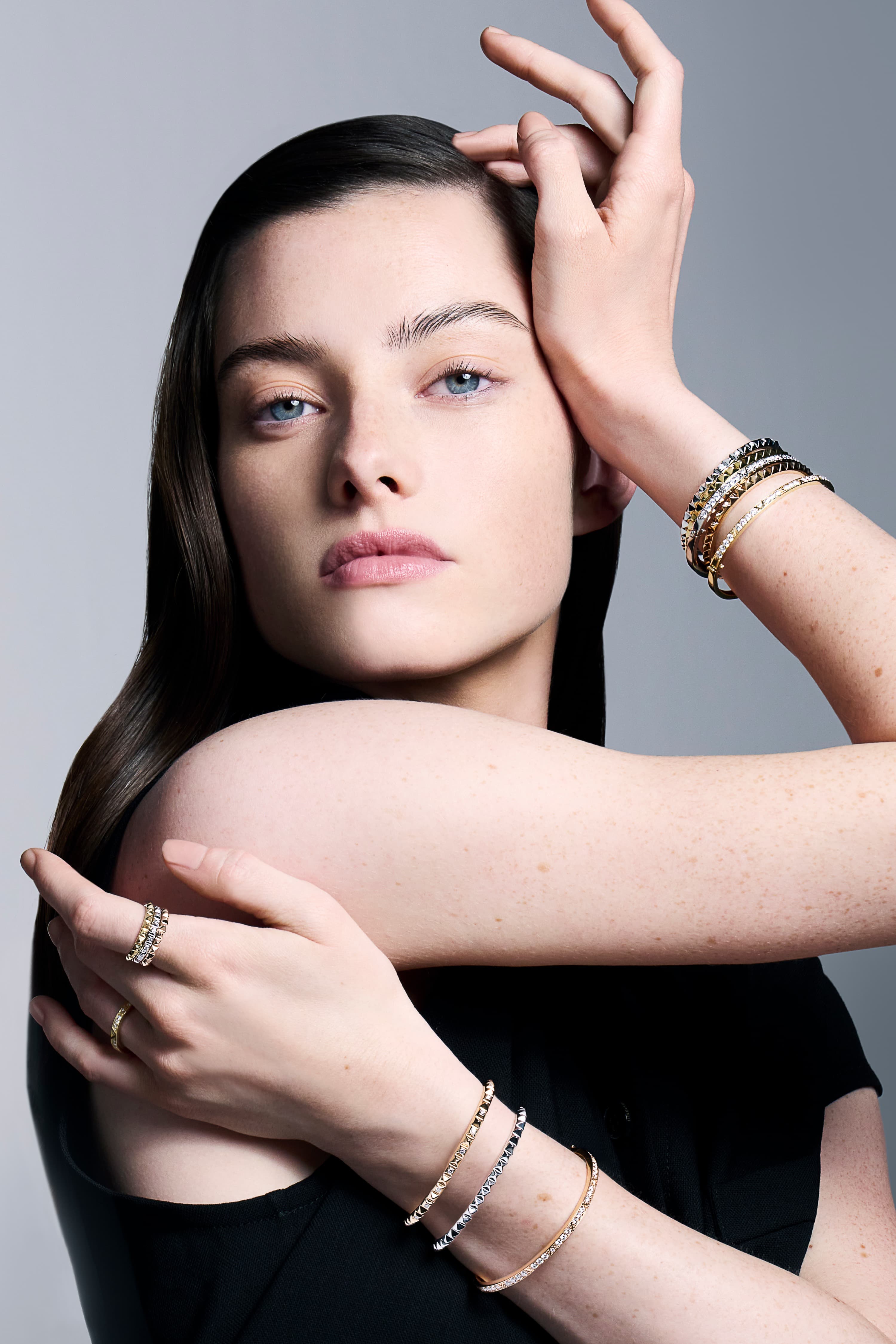 Mannequin portant des bracelets Korloff