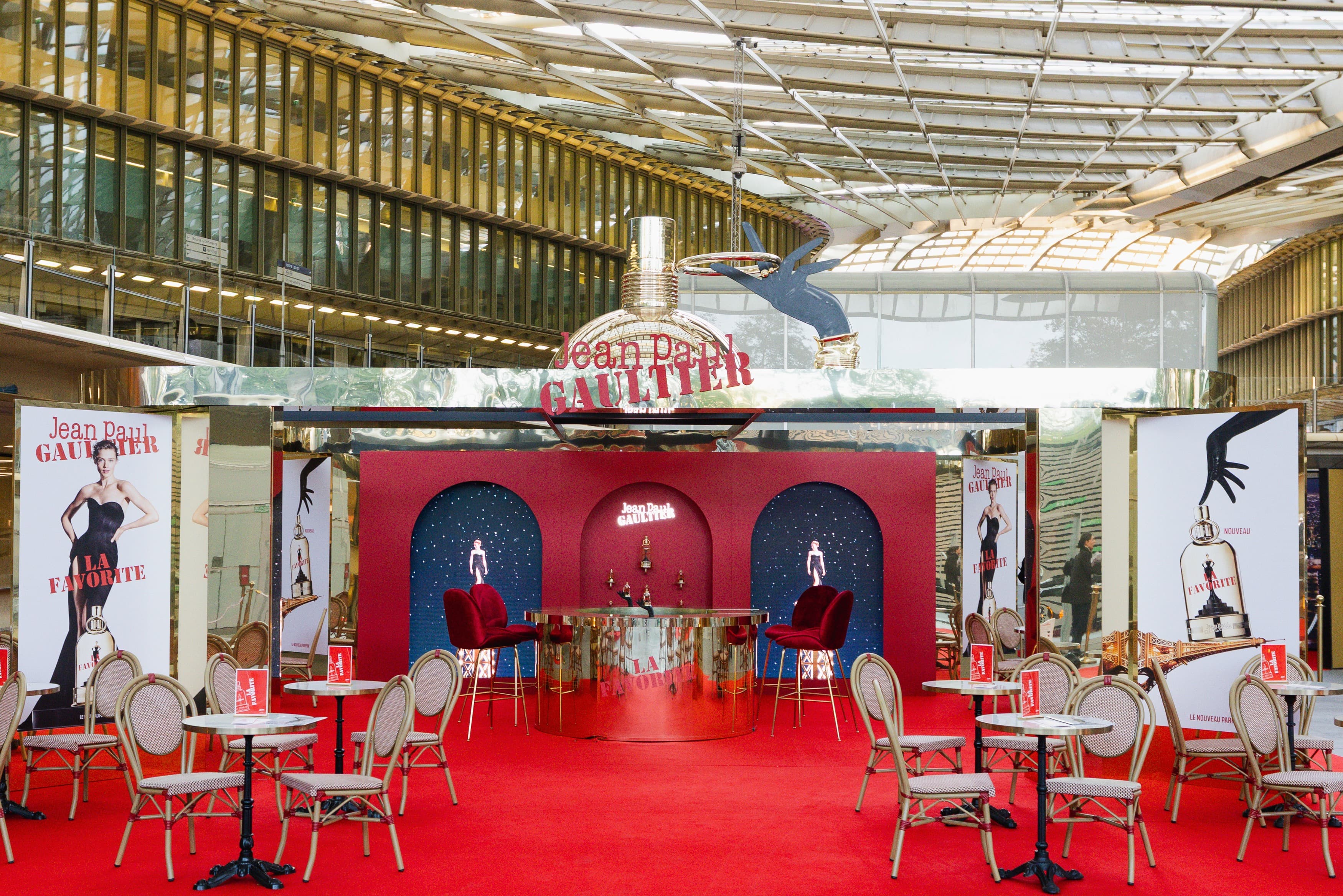 Le café parisien du pop-up La Favorite de Jean Paul Gaultier, moquette rouge et chaises bistrot, sous la Canopée des Halles