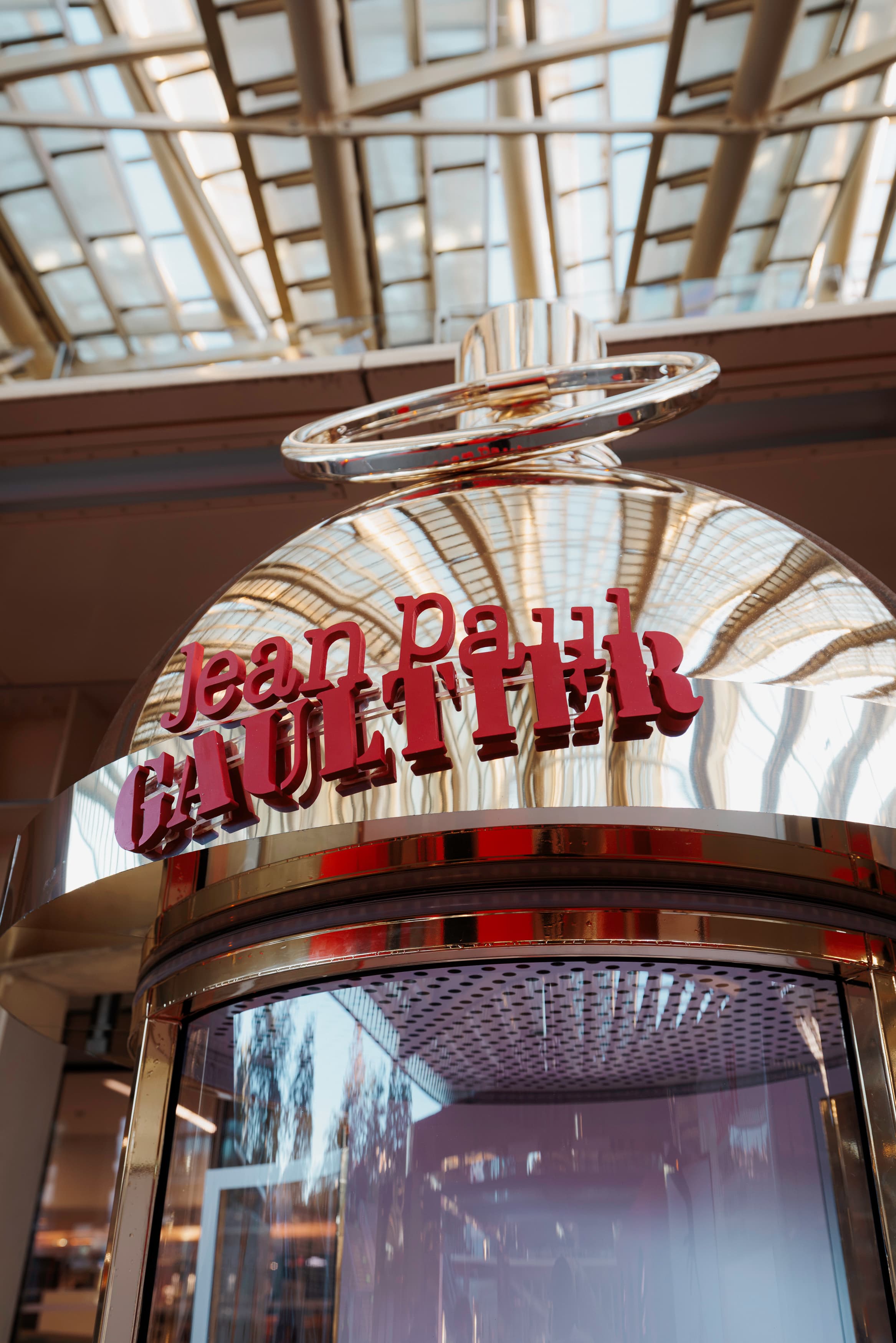Façade du pop-up Jean Paul Gaultier La Favorite sous la Canopée des Halles, lettrage rouge et dôme miroir