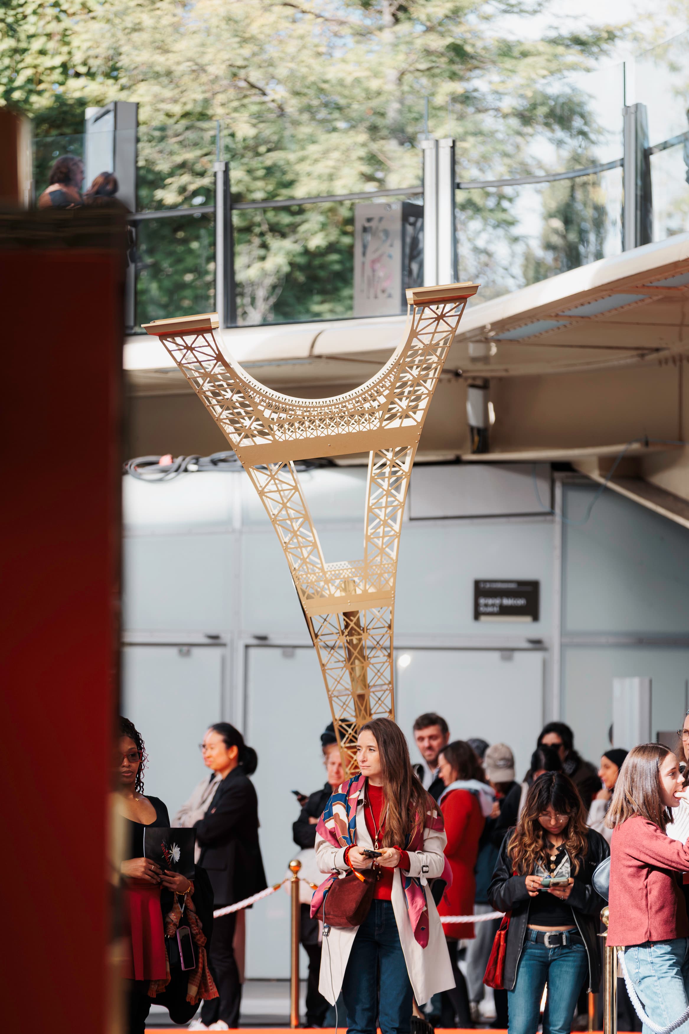 File d'attente des visiteurs au pied de la Tour Eiffel dorée du pop-up La Favorite aux Halles