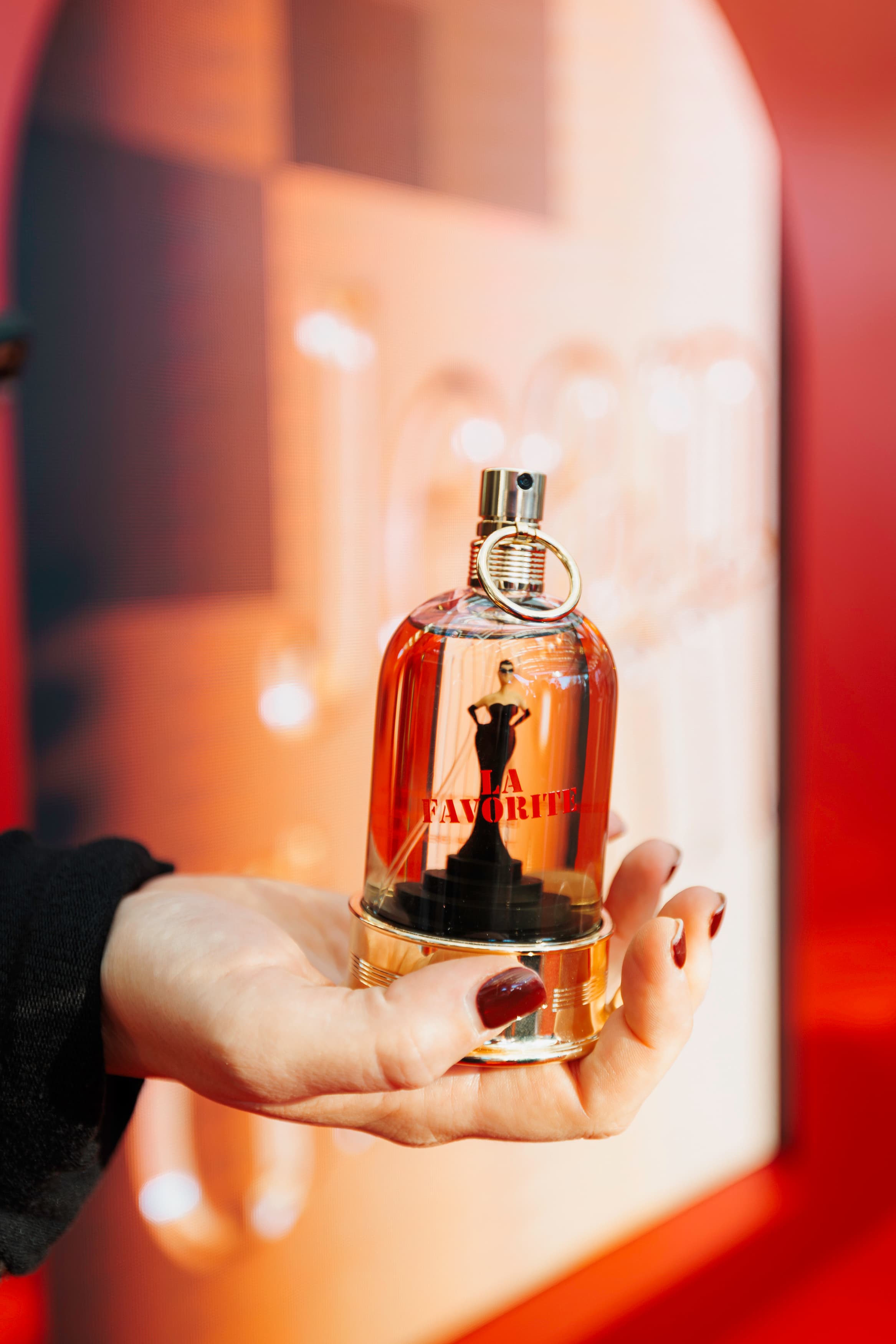 Le flacon de l'Eau de Parfum La Favorite de Jean Paul Gaultier présenté dans une main