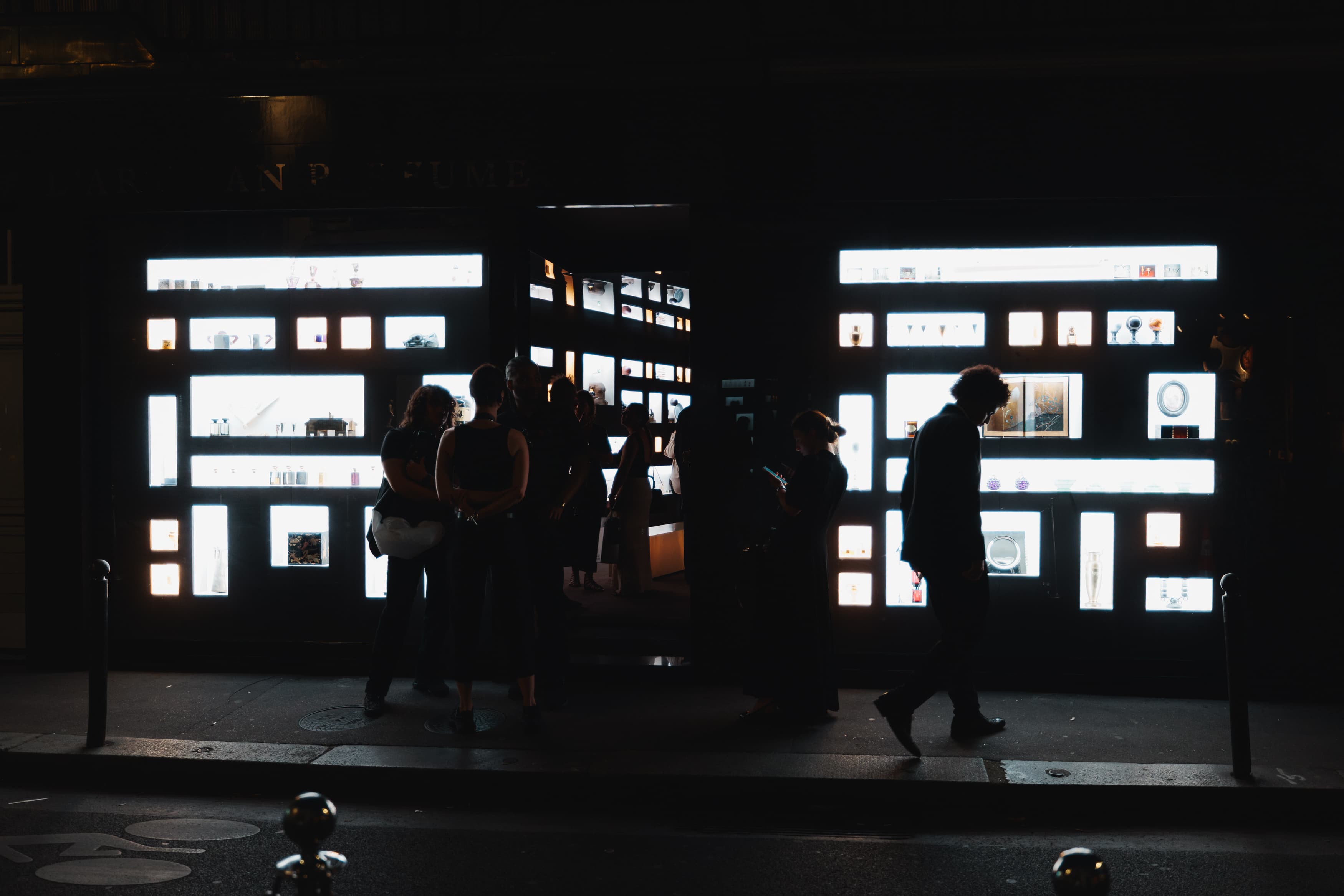 L'Artisan Parfumeur Hors Les Murs — façade de nuit, vitrines illuminées rue de Seine (Wild Buzz Agency)