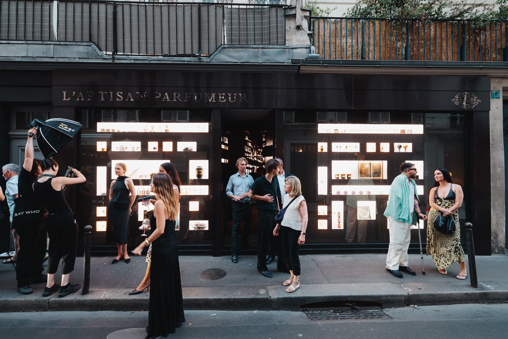 L'Artisan Parfumeur Hors Les Murs — façade du pop-up rue de Seine avec invités (Wild Buzz Agency)