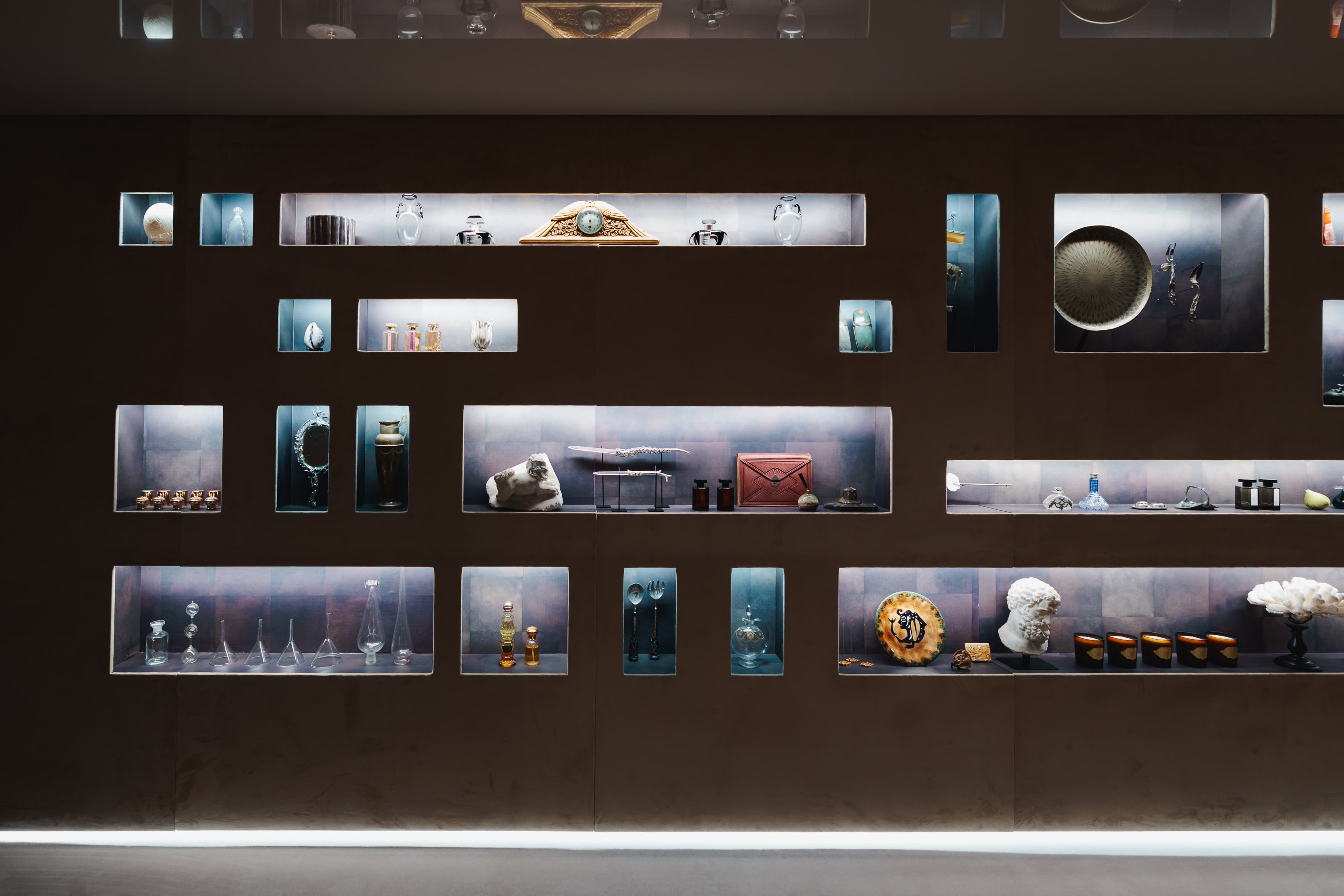 L'Artisan Parfumeur Hors Les Murs — mur de niches rétroéclairées, cabinet de curiosités (Wild Buzz Agency)