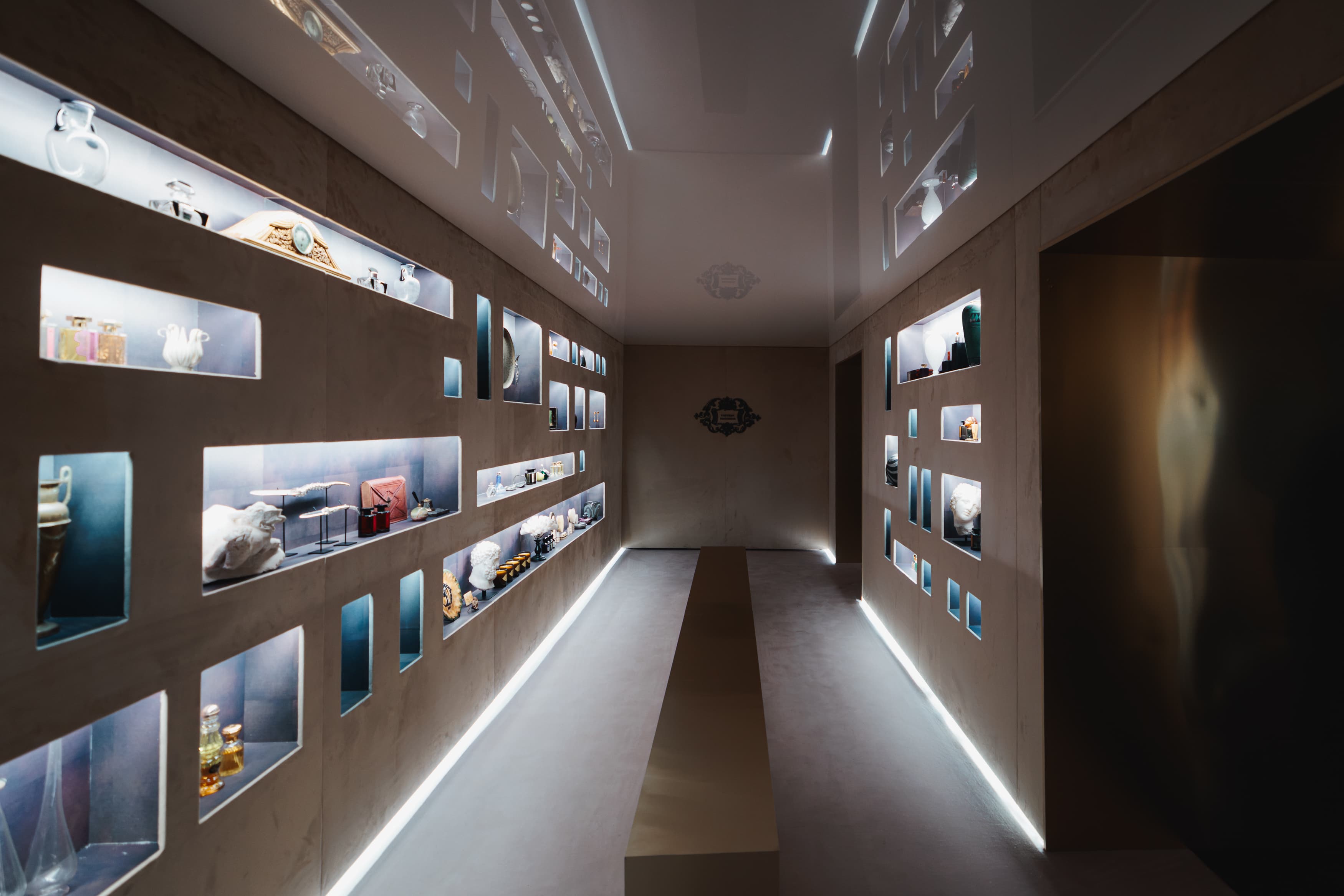 L'Artisan Parfumeur Hors Les Murs — intérieur du pop-up rue de Seine, niches lumineuses (Wild Buzz Agency)