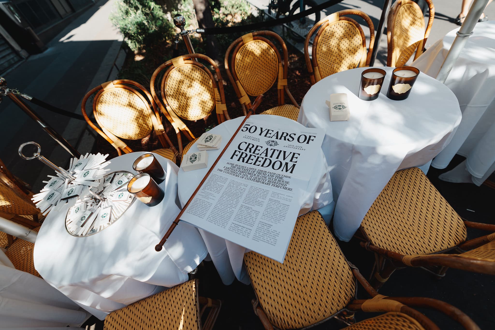 Journal « 50 Years of Creative Freedom » sur les tables de La Palette — 50 ans de L'Artisan Parfumeur (Wild Buzz Agency)