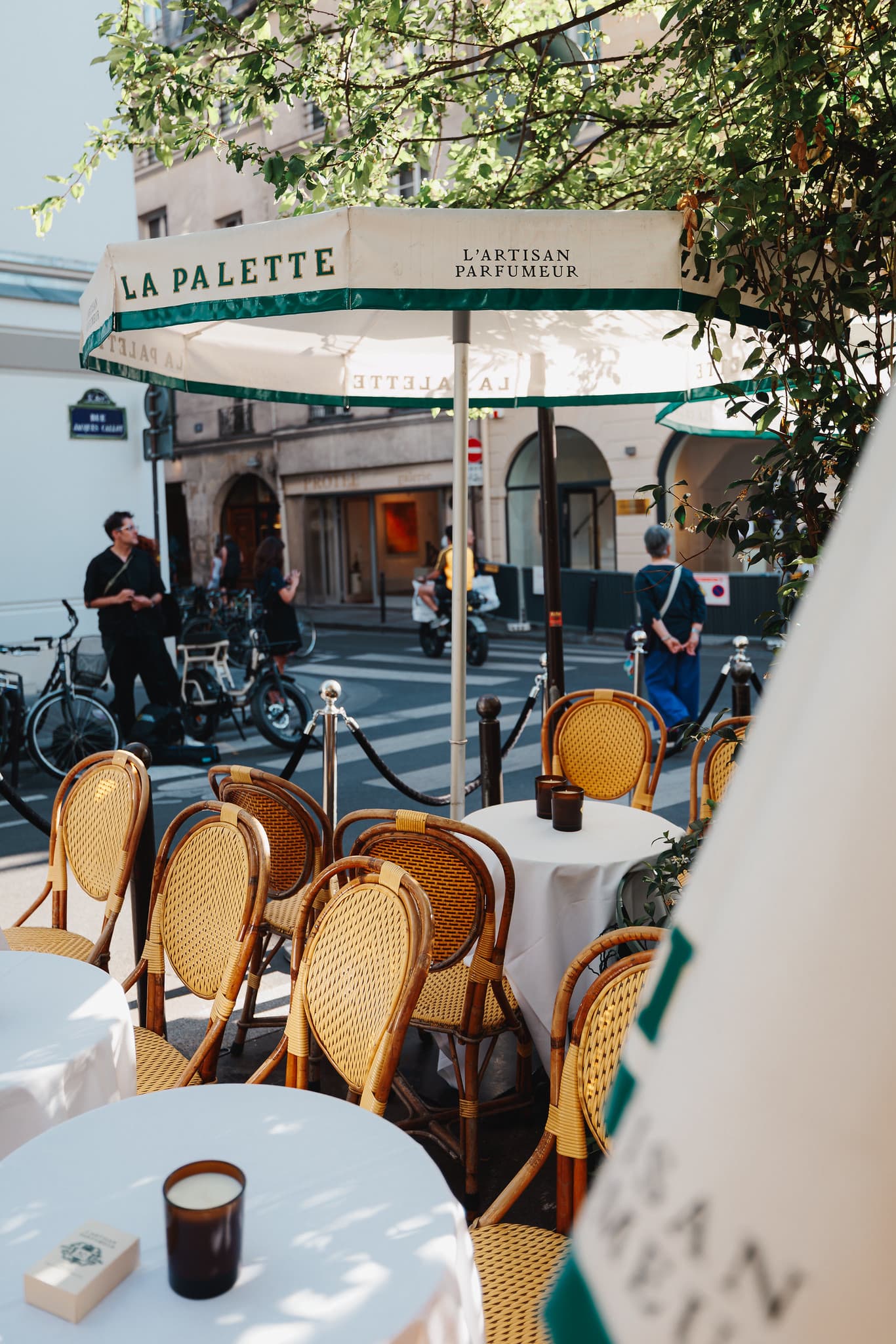 Soirée des 50 ans de L'Artisan Parfumeur à La Palette — terrasse et parasol co-brandé (Wild Buzz Agency)